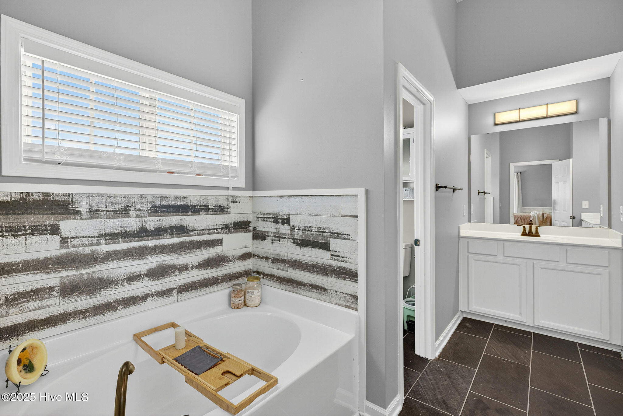 100537905 | Photo 24