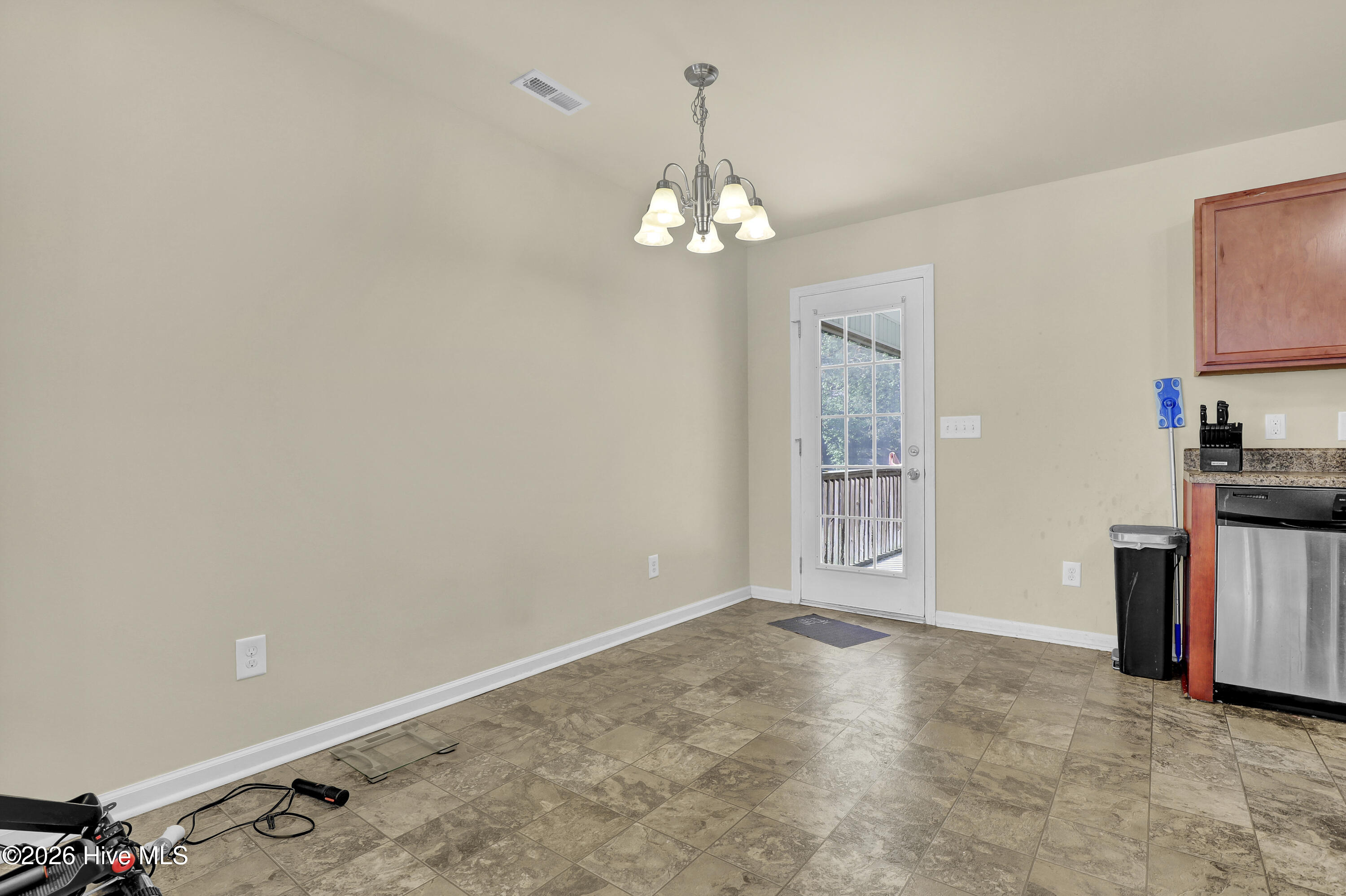 100563048 | Photo 15