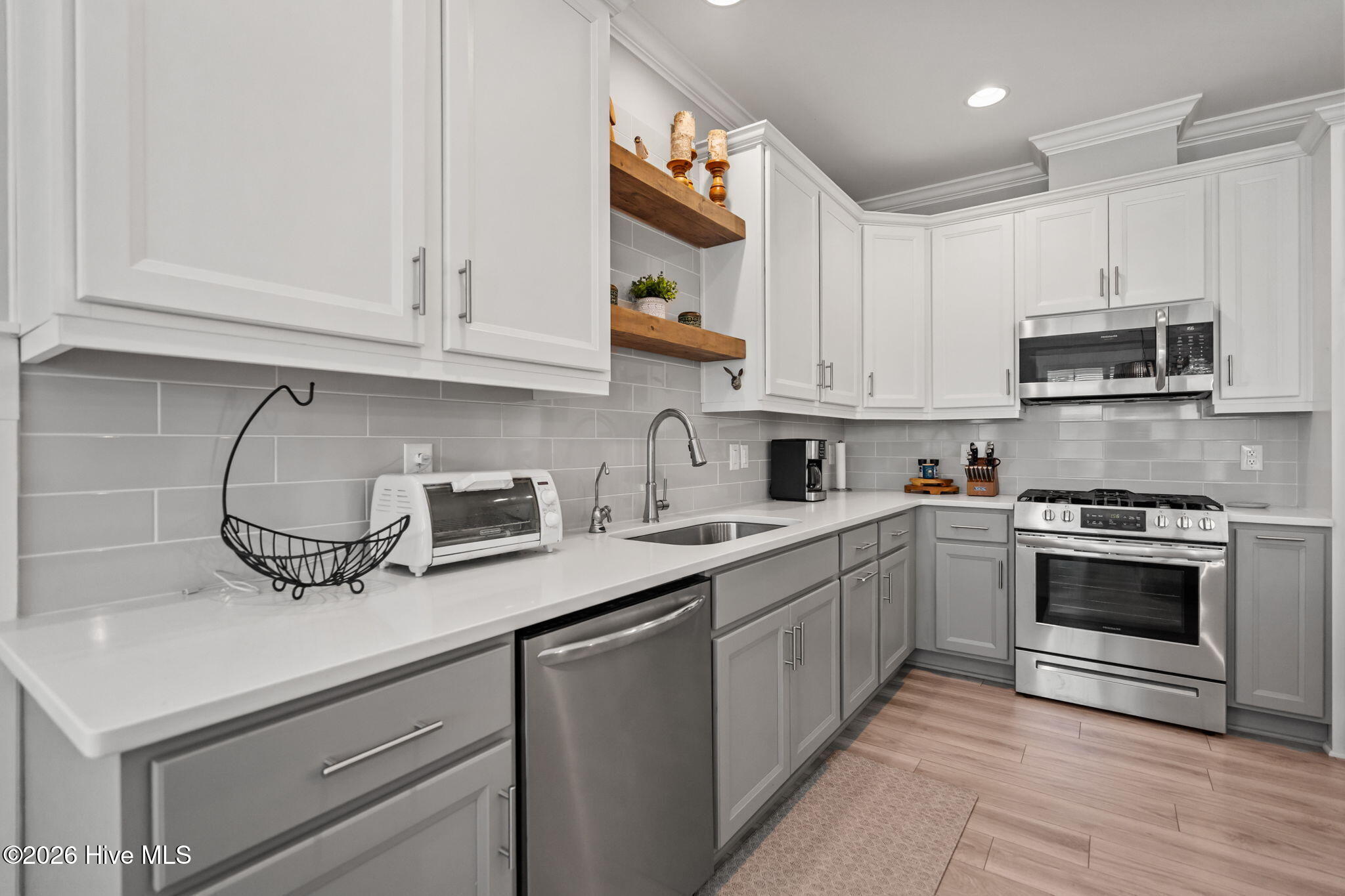 100567182 | Photo 36