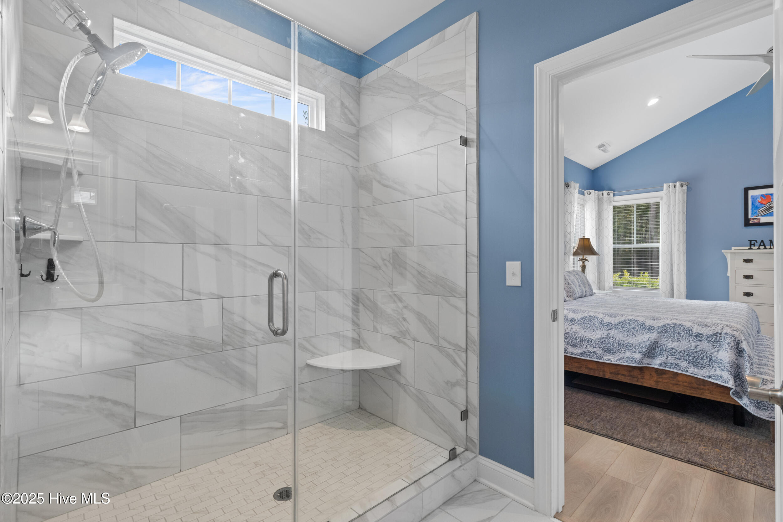 100536261 | Photo 16