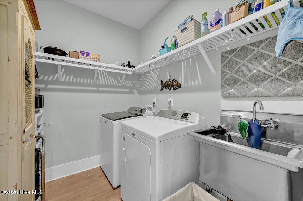 100561584 | Photo 24