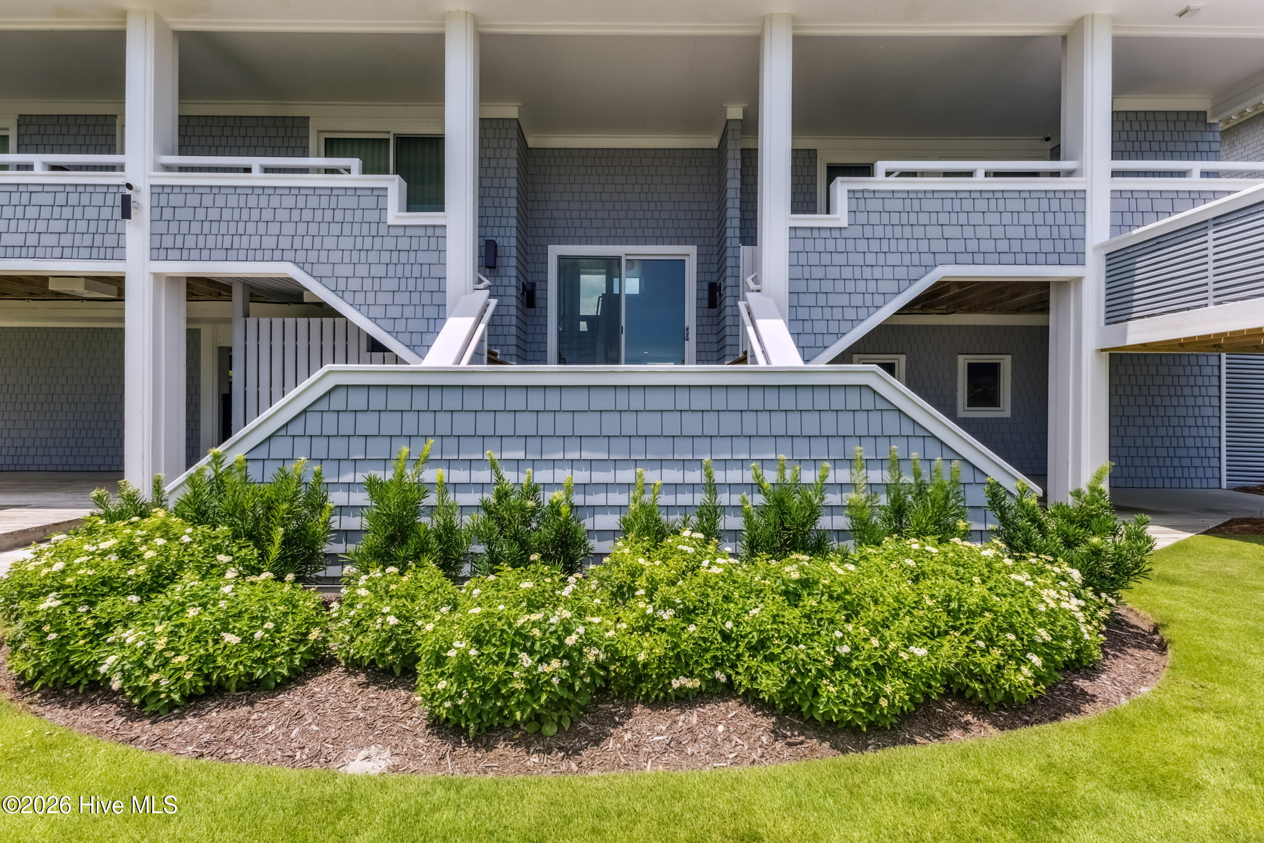 100560711 | Photo 90