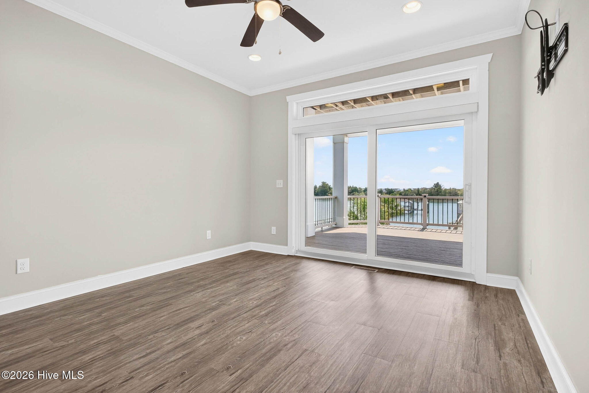 100563982 | Photo 51