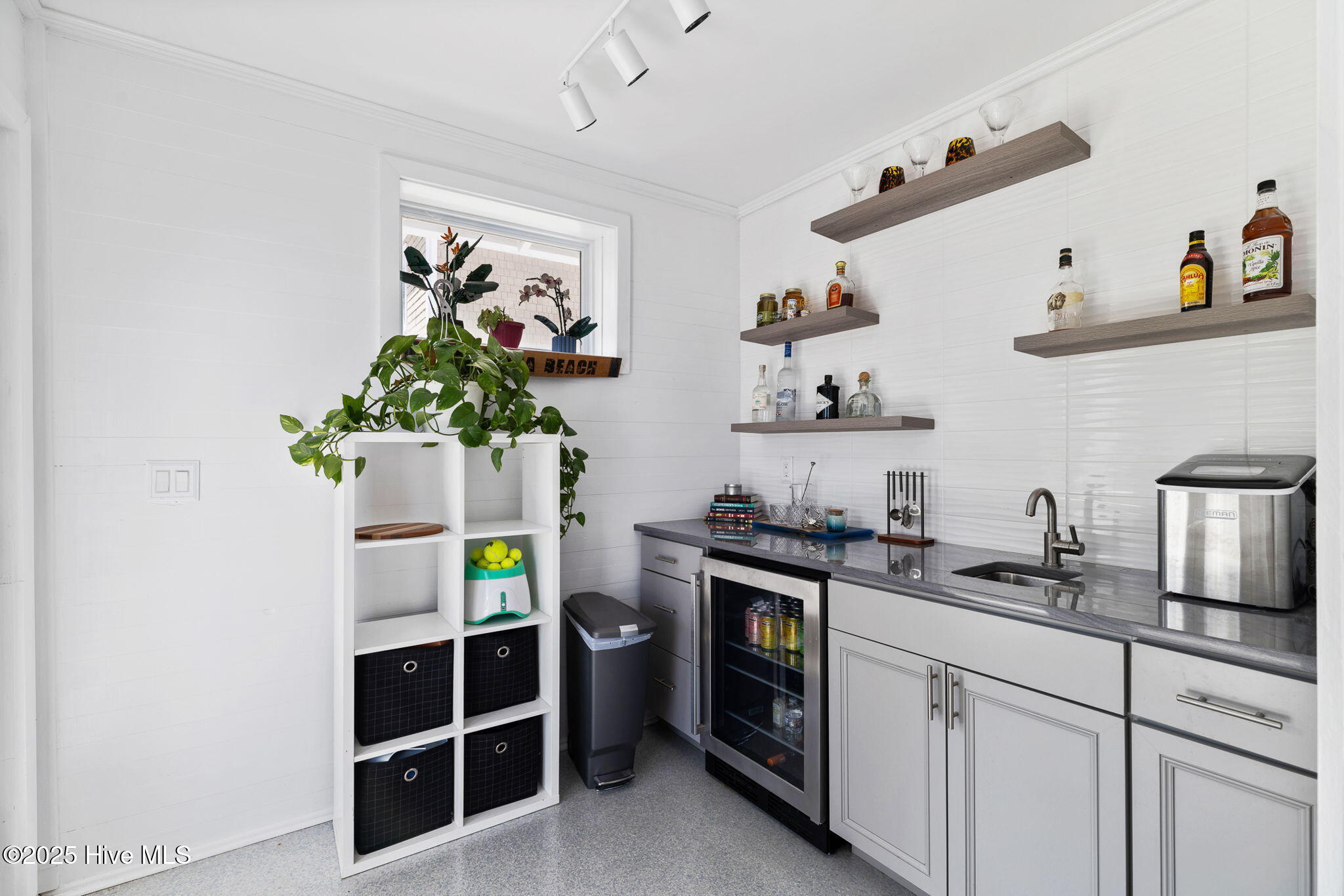 100548263 | Photo 62