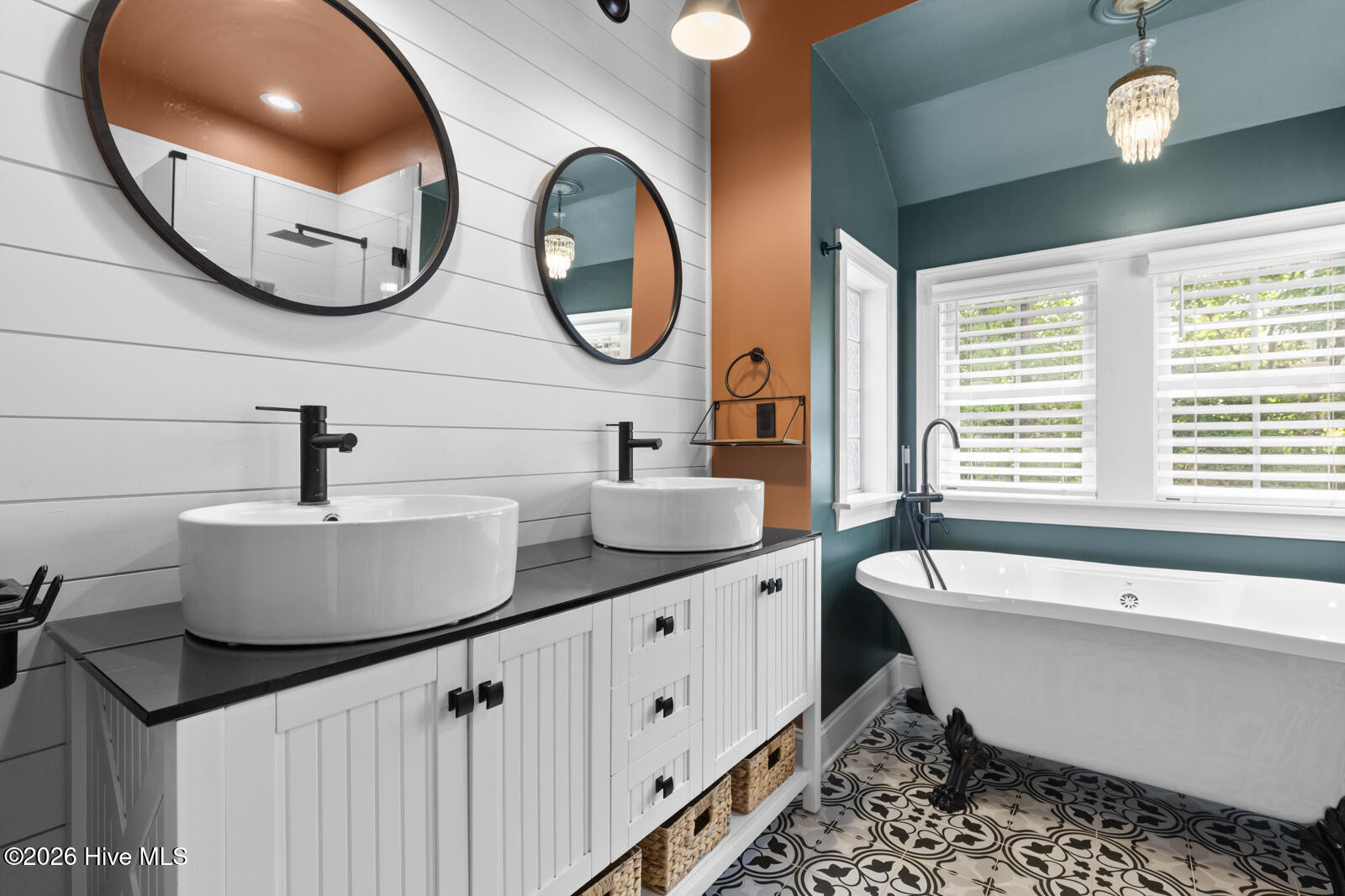 100569189 | Photo 34