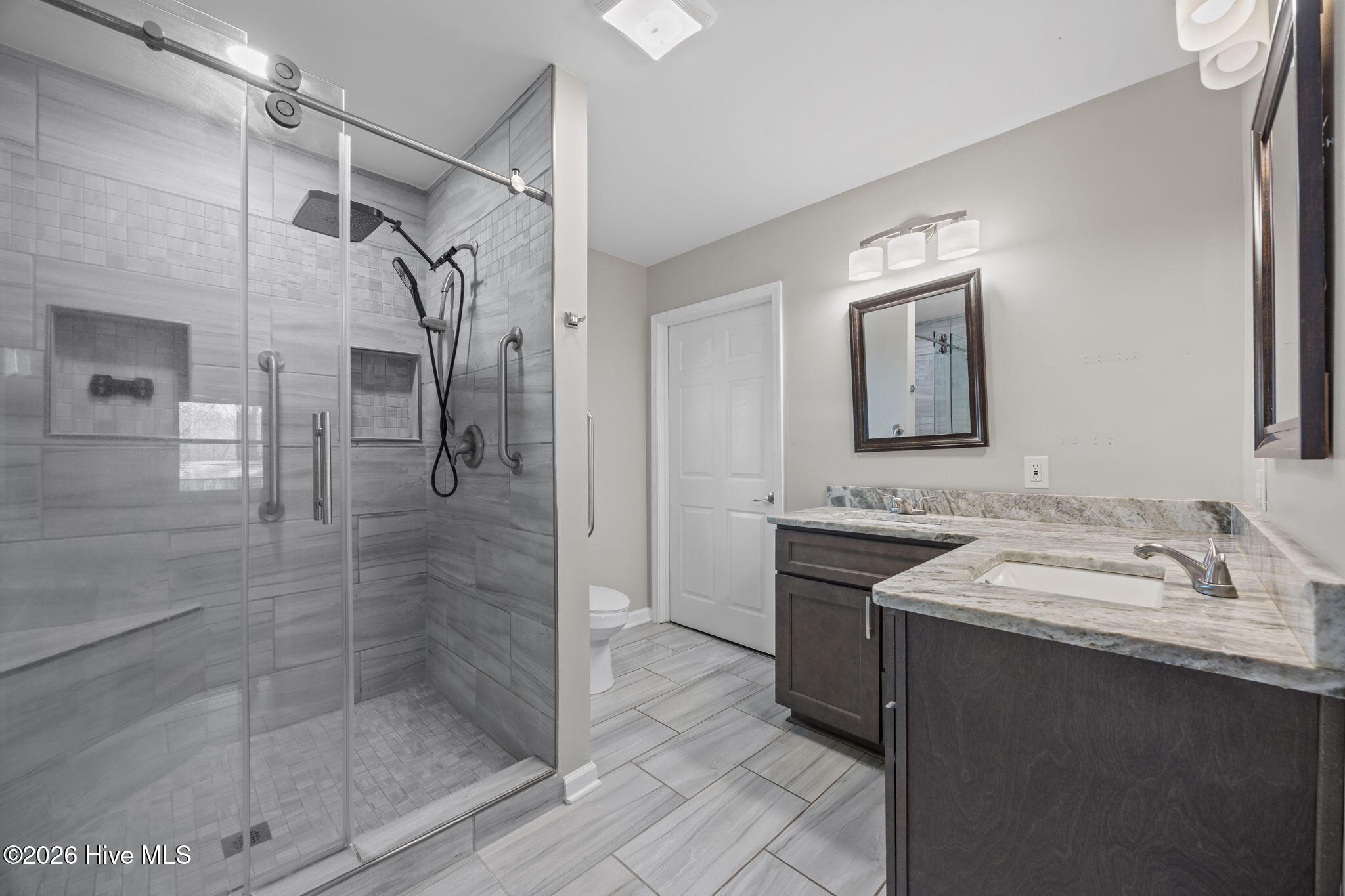 100562529 | Photo 23