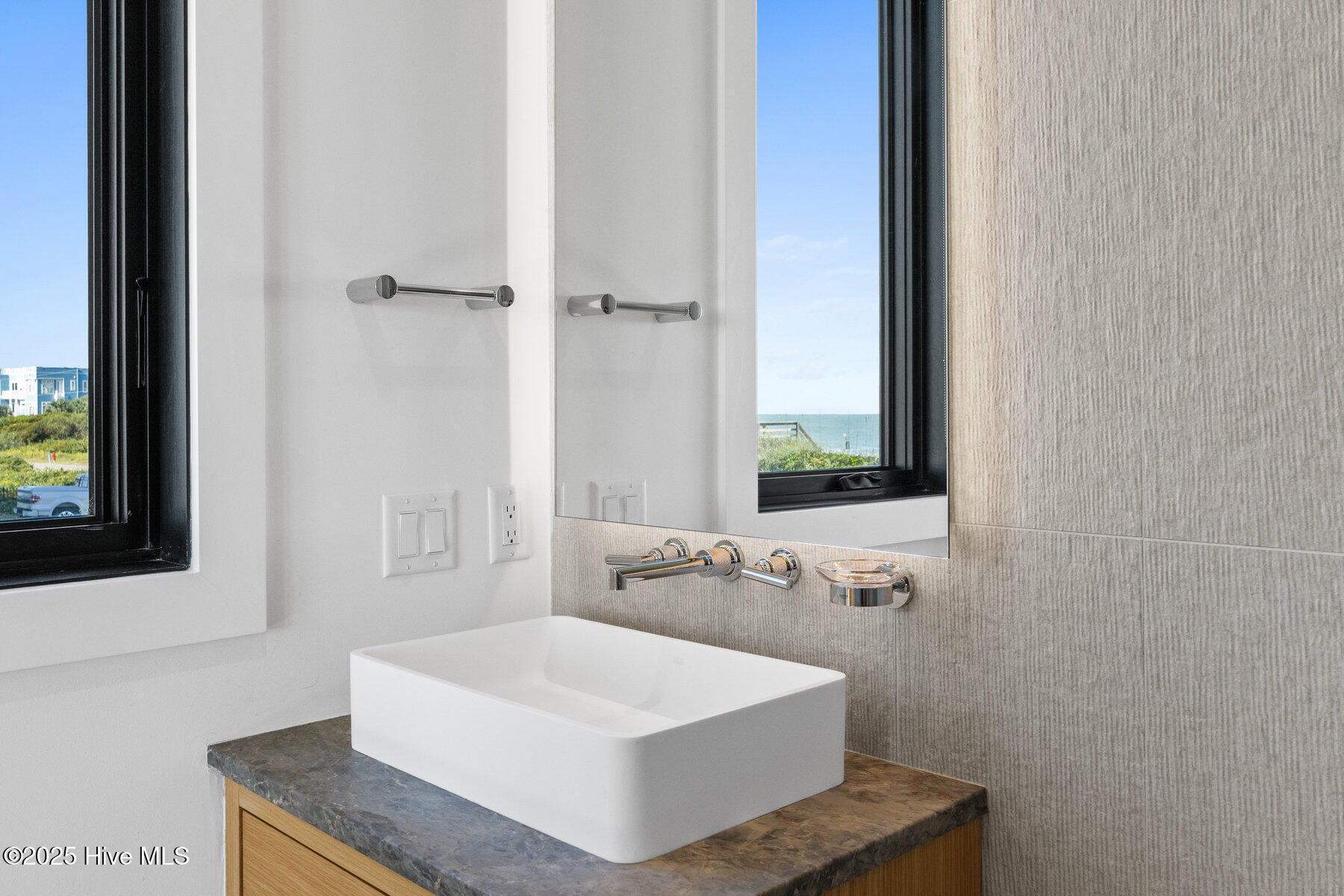 100535055 | Photo 34