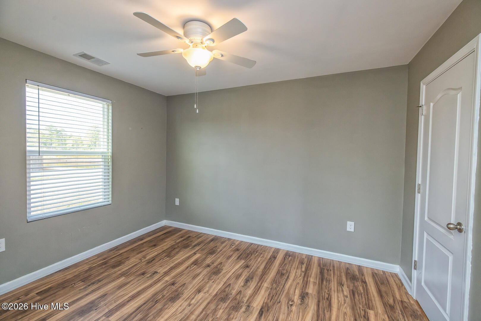 100558342 | Photo 26