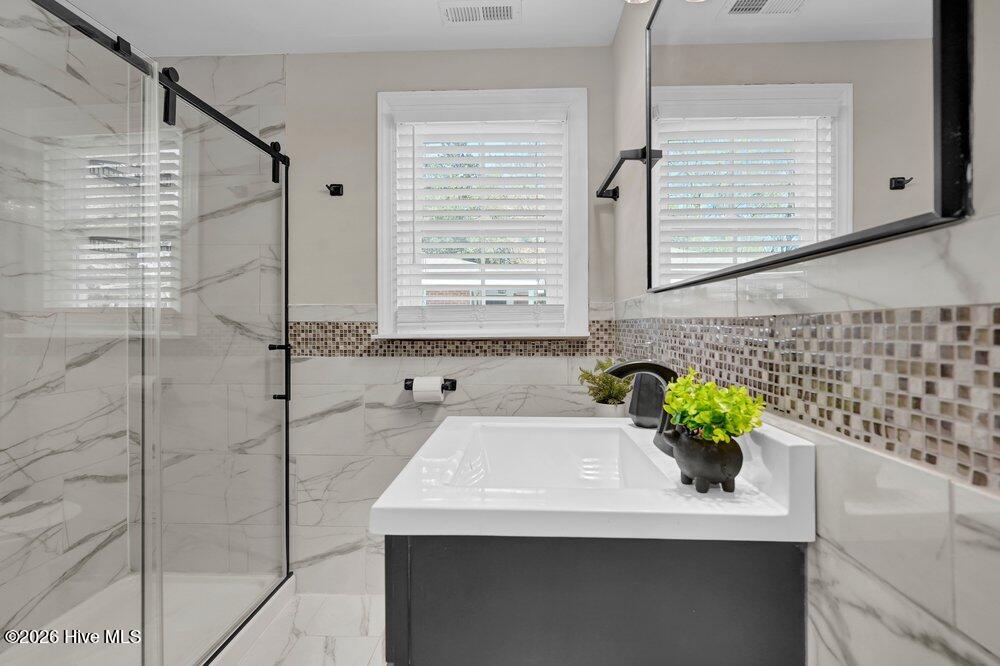 100562072 | Photo 25