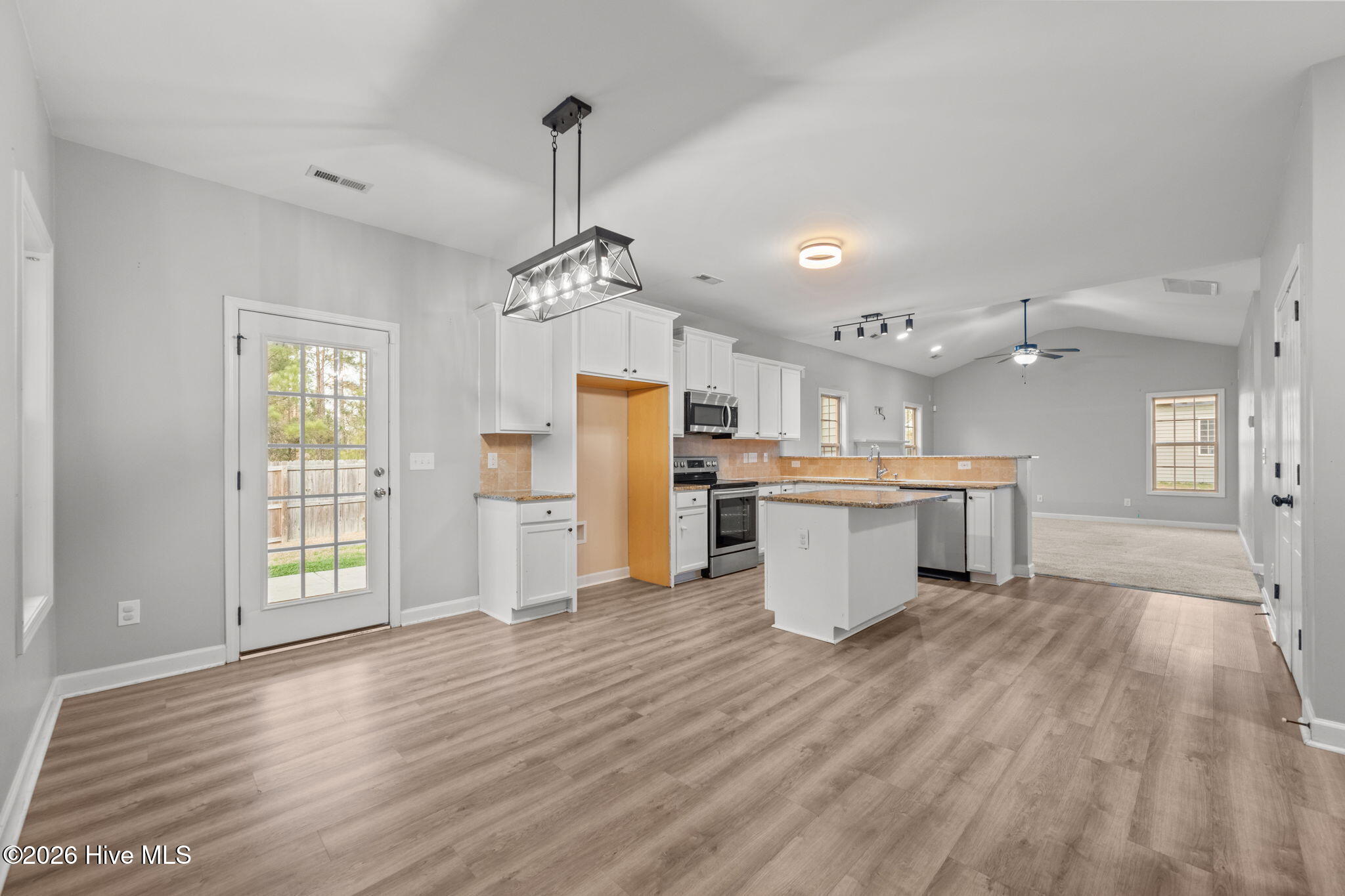 100549428 | Photo 10