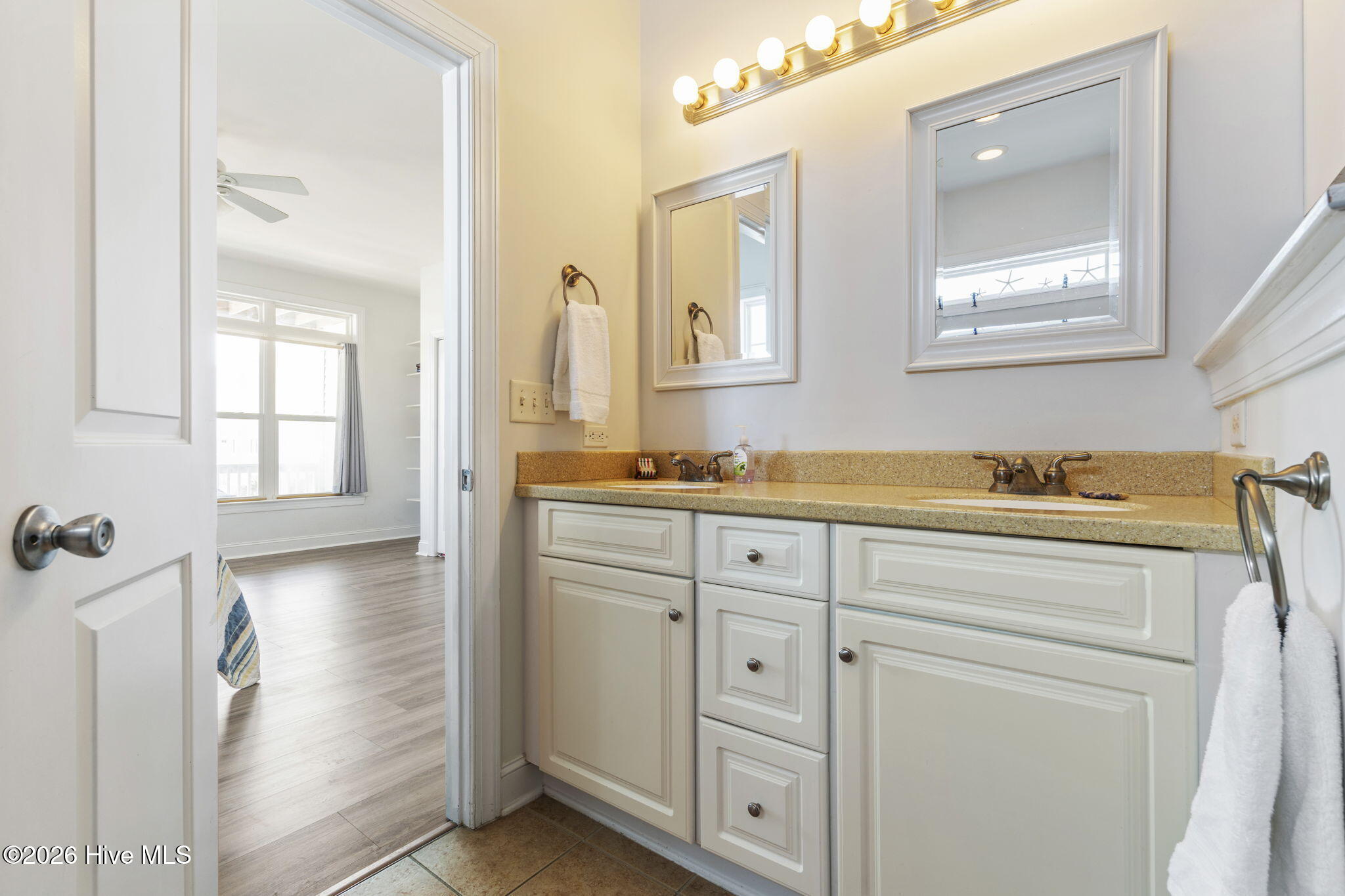 100553989 | Photo 25