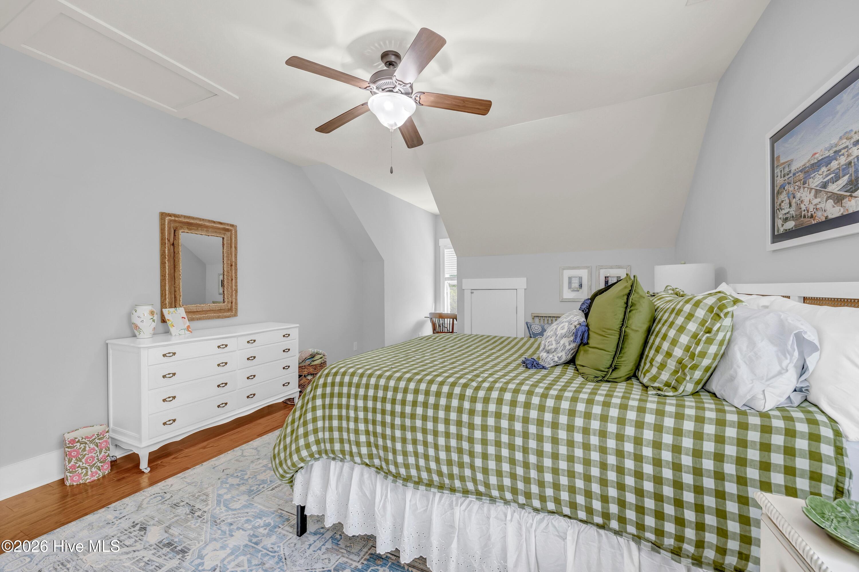 100567023 | Photo 18