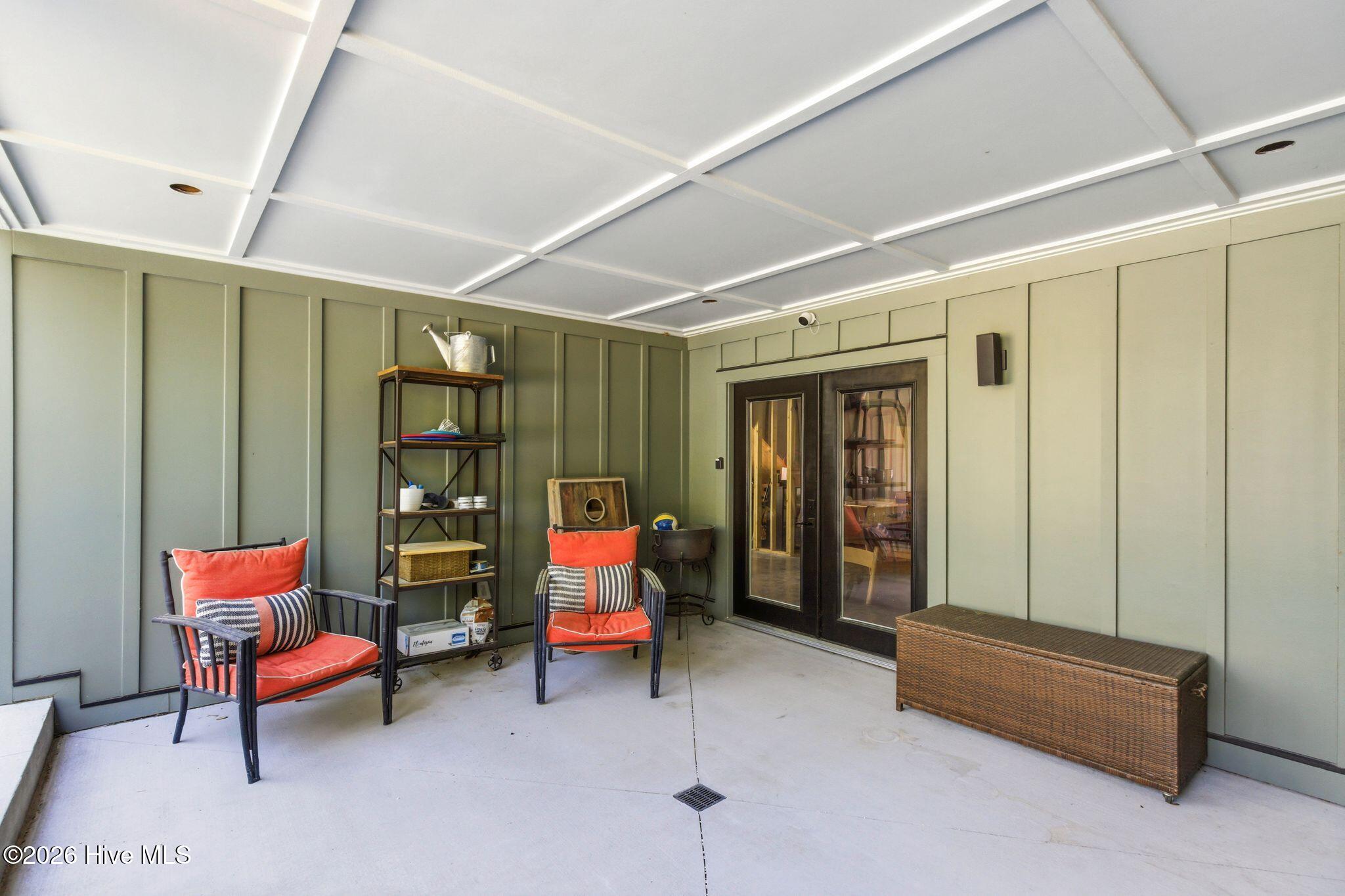 100568012 | Photo 80