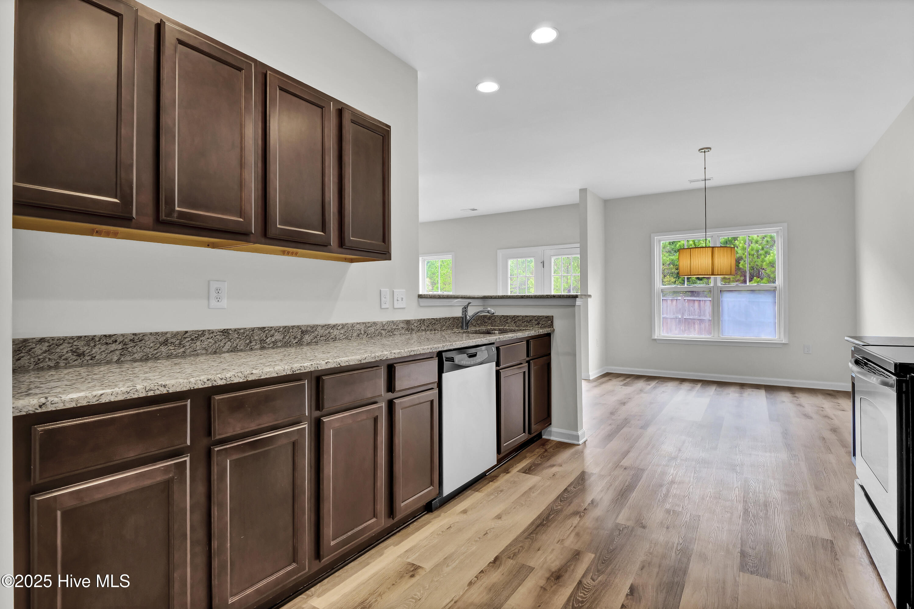 100488787 | Photo 11