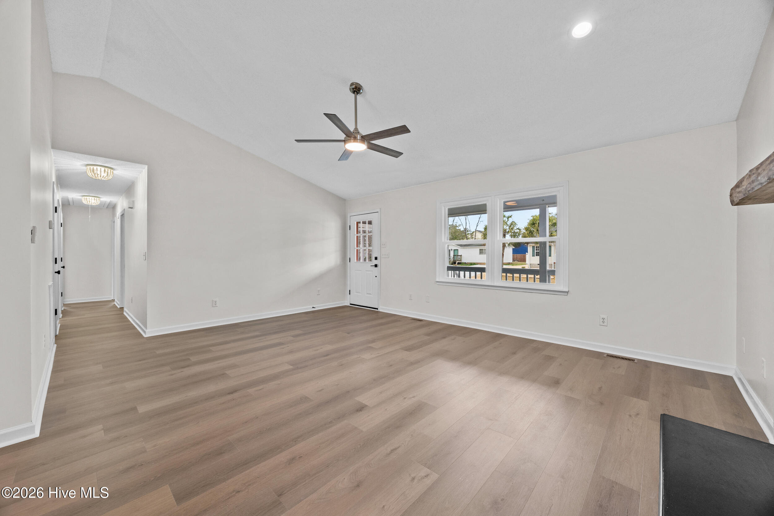 100559146 | Photo 15