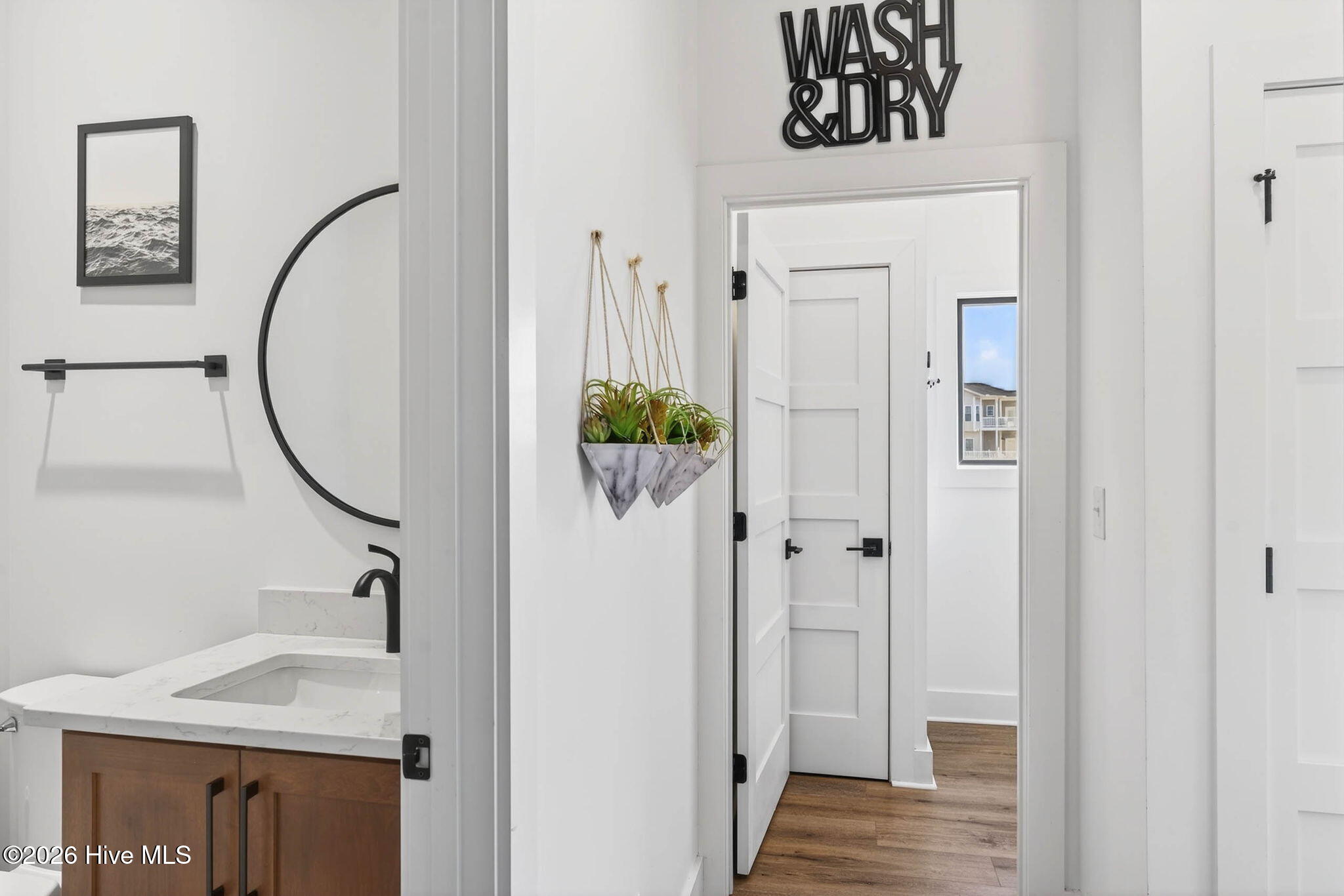 100561676 | Photo 42