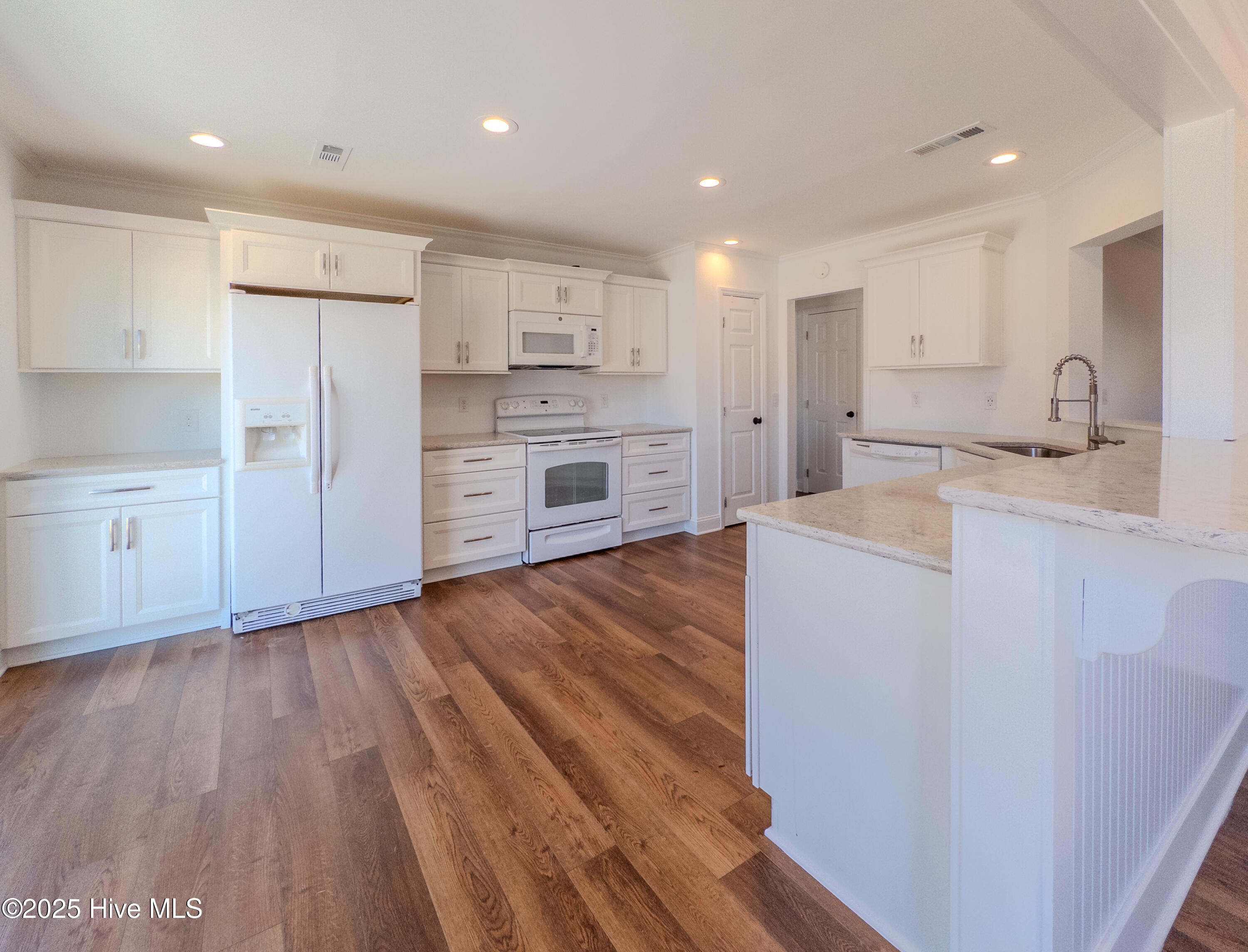 100546237 | Photo 35