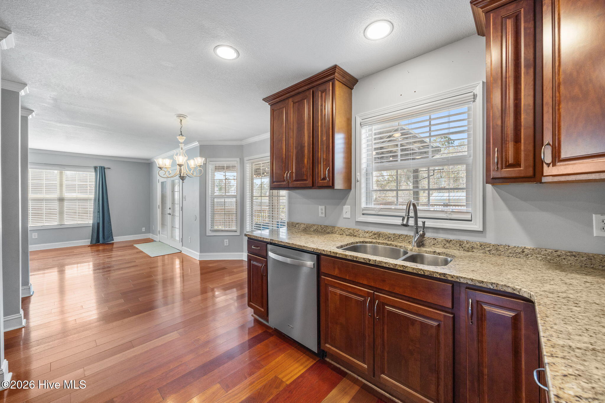 100558260 | Photo 10