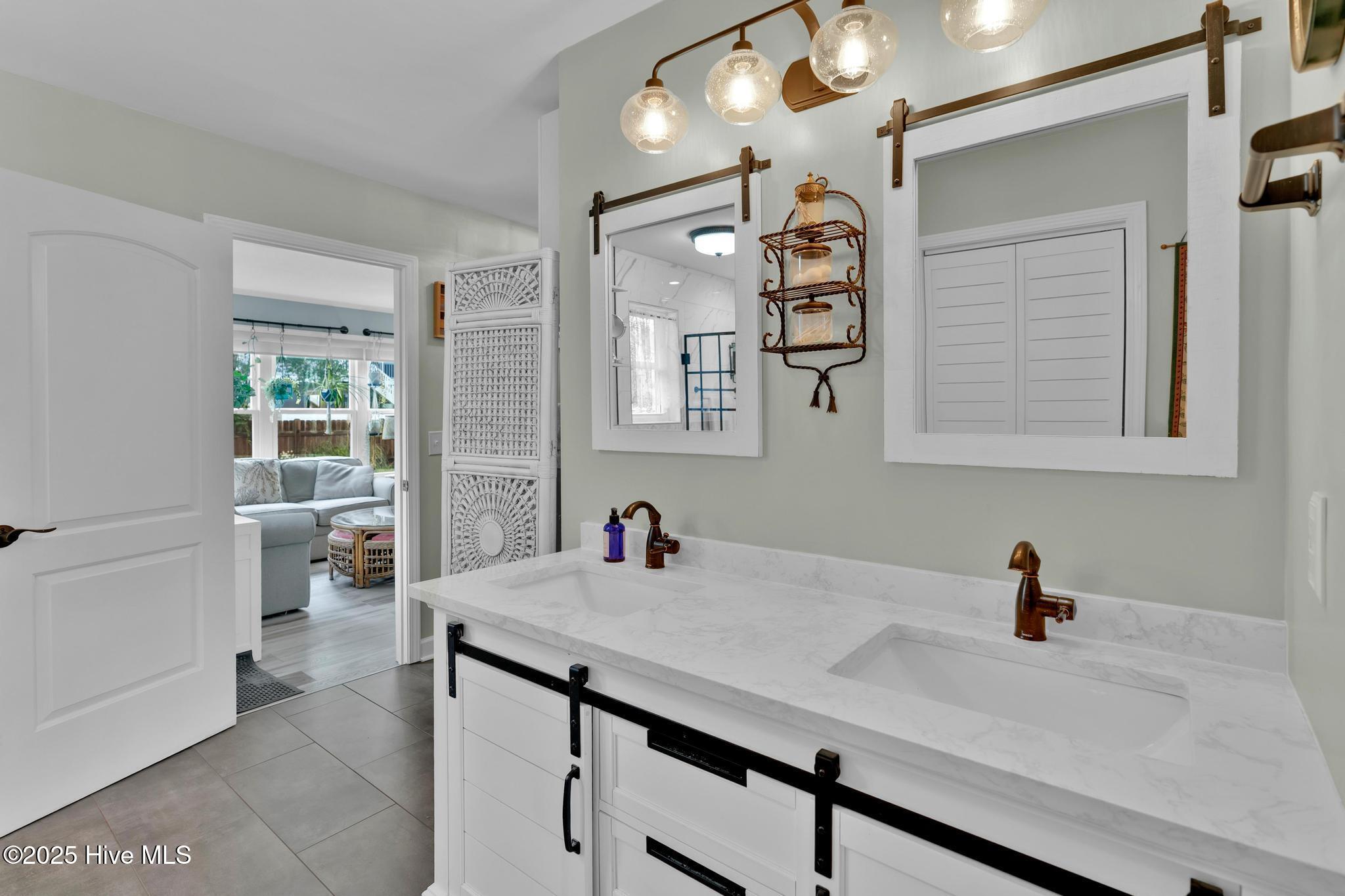 100540087 | Photo 23