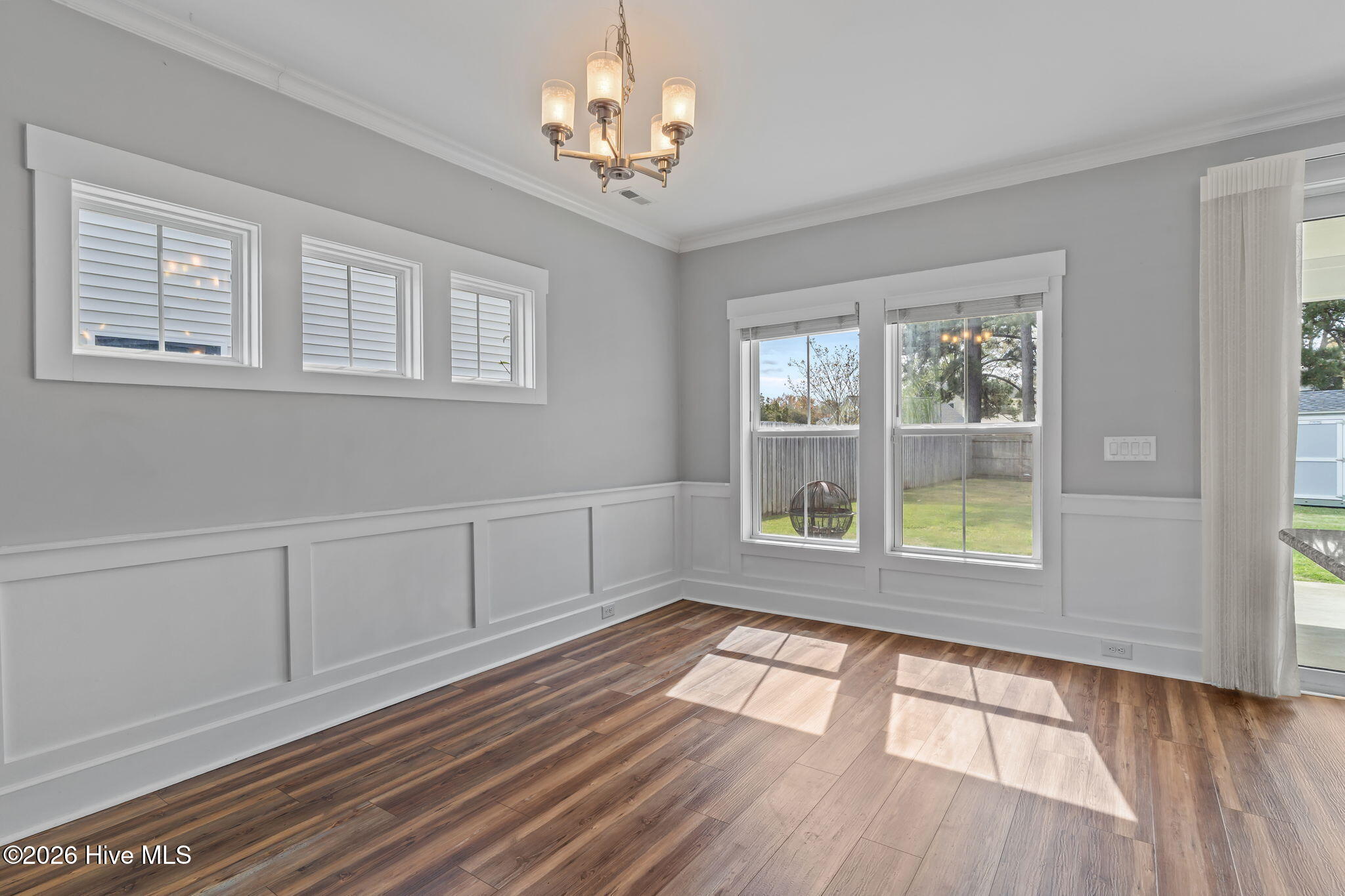 100562653 | Photo 11