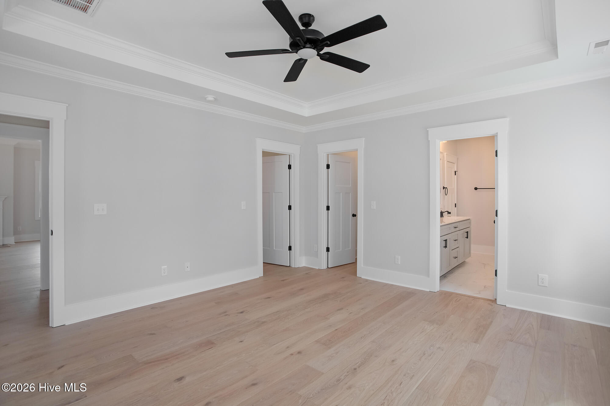 100564009 | Photo 16