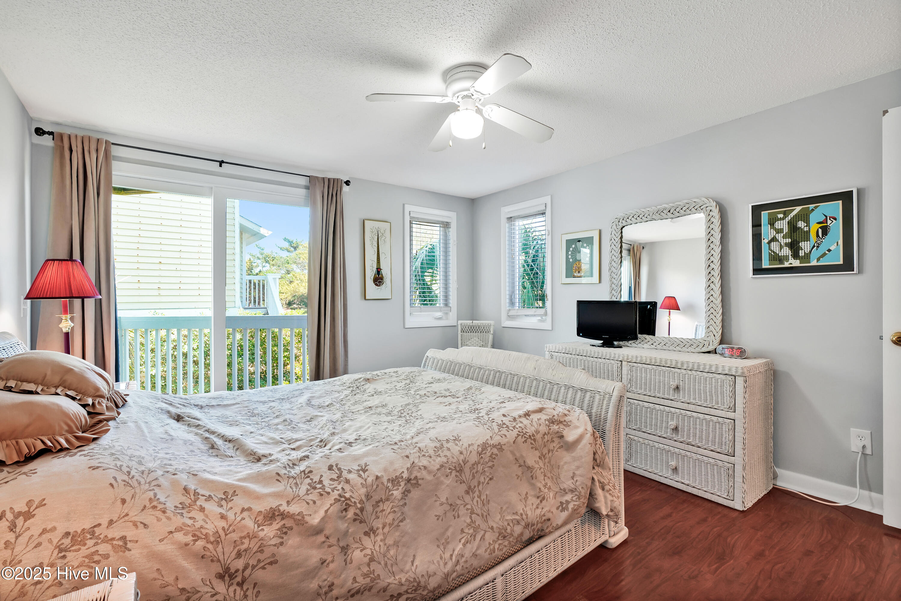 100570549 | Photo 33