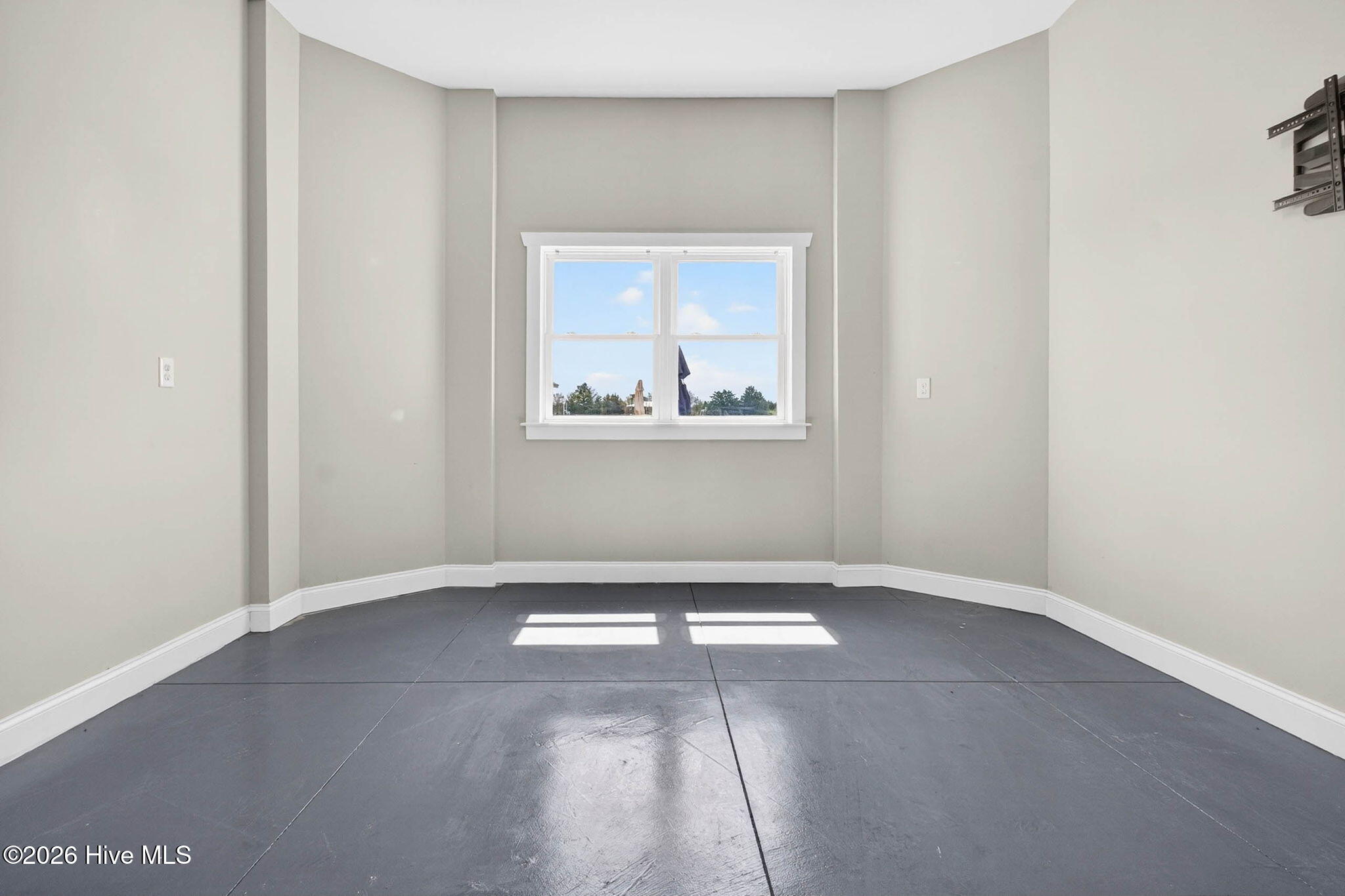 100563982 | Photo 61