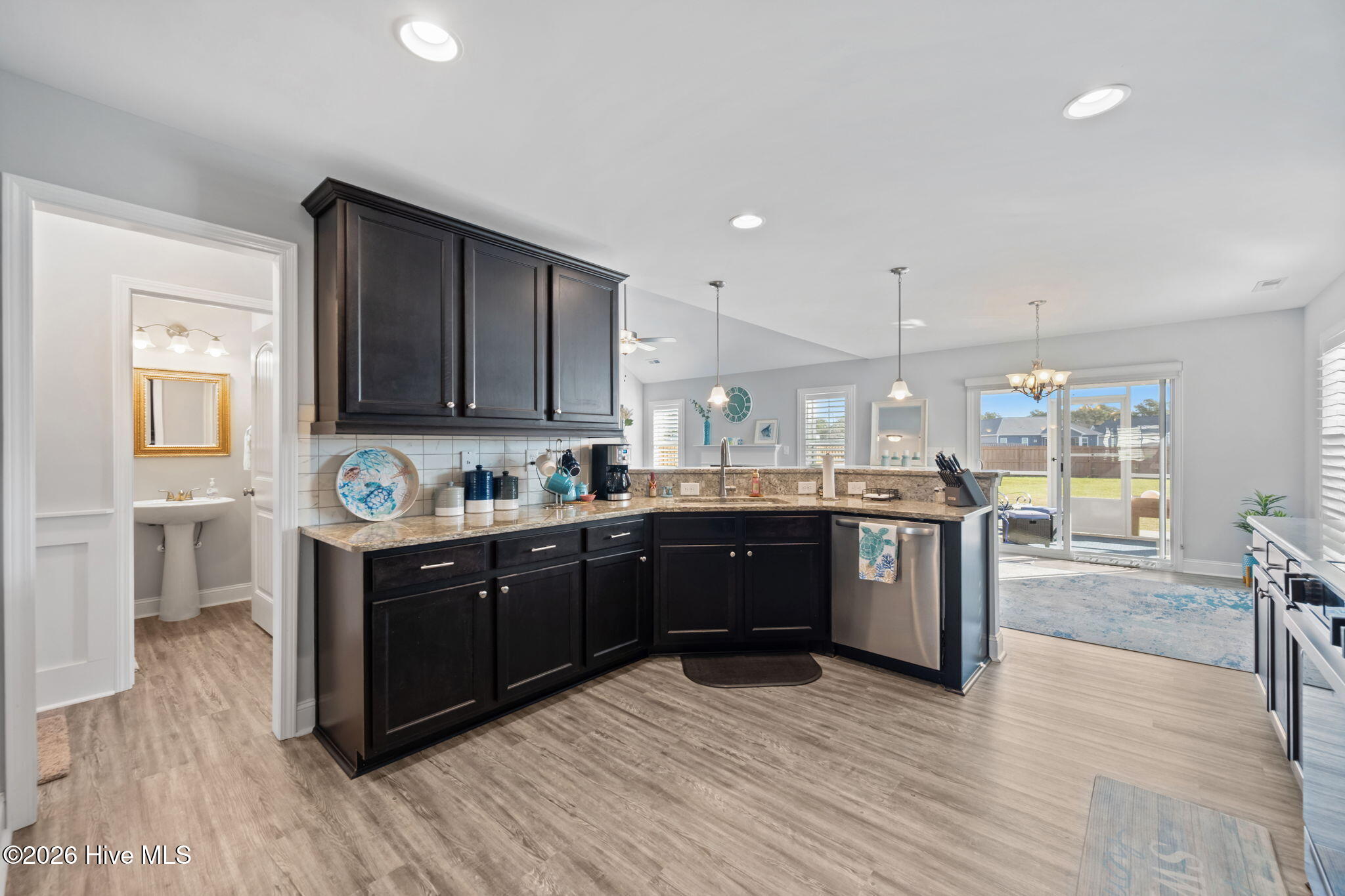 100561377 | Photo 11