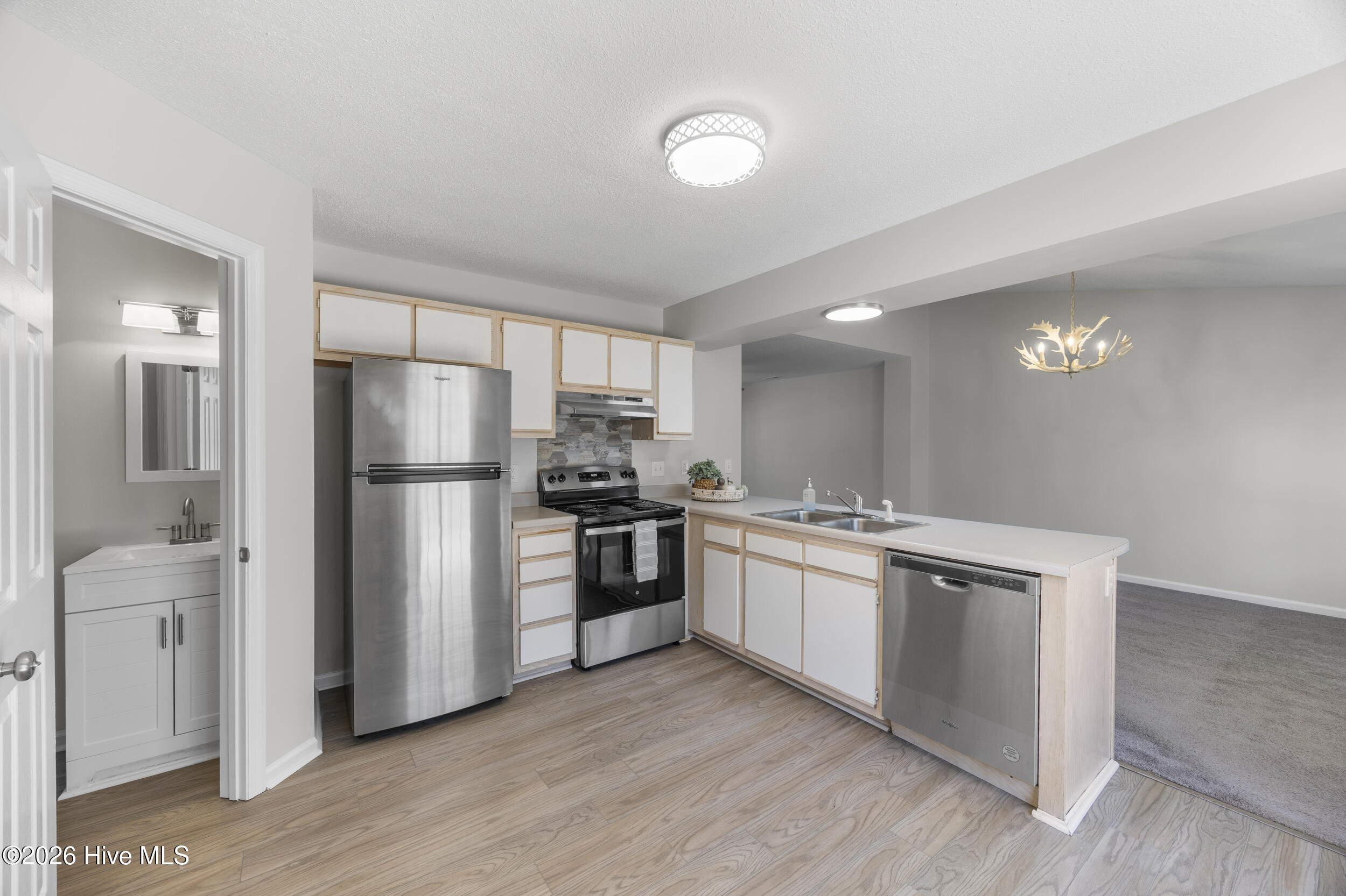 100561186 | Photo 15