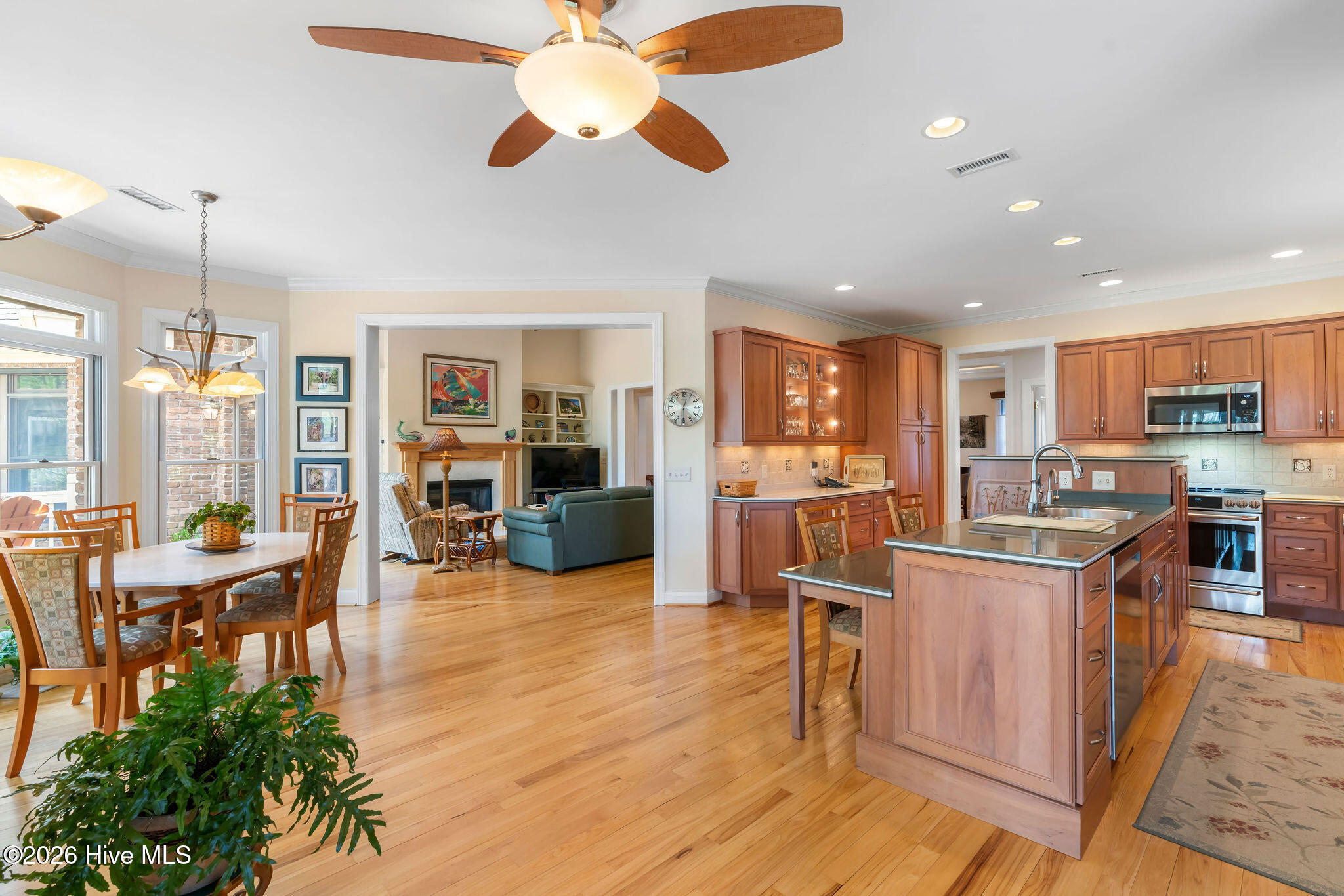 100548545 | Photo 23