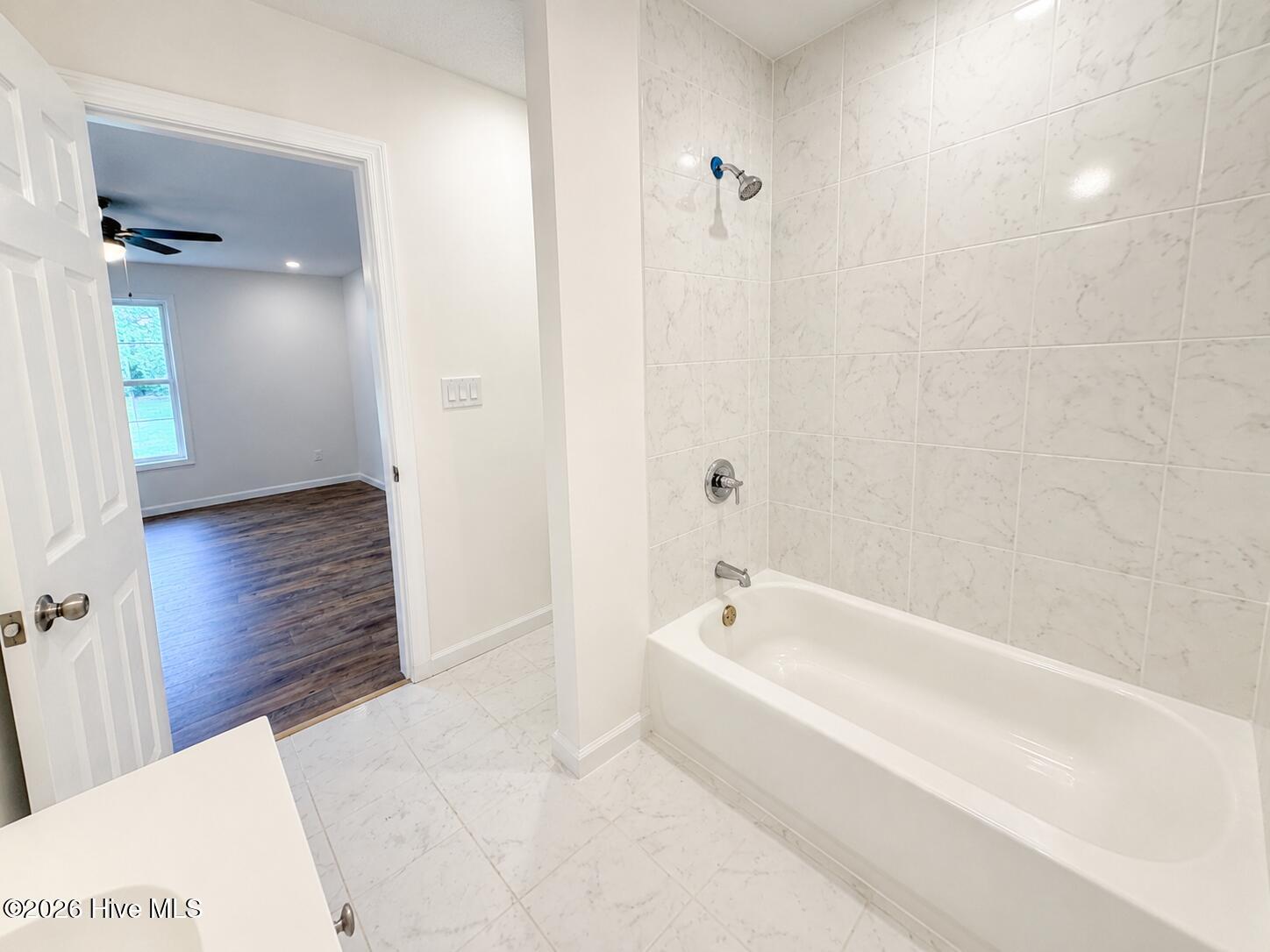 12_a_bright_clean_modern_bathroom_interi