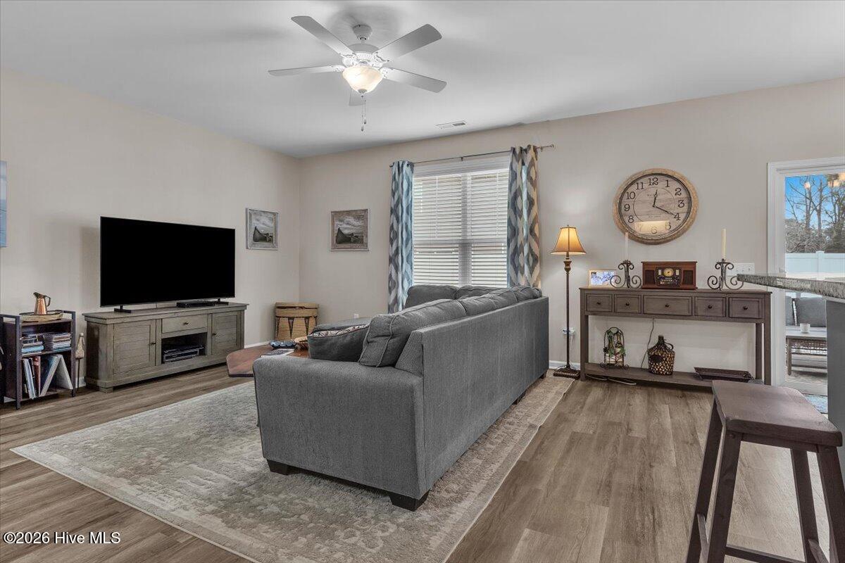 100558100 | Photo 13