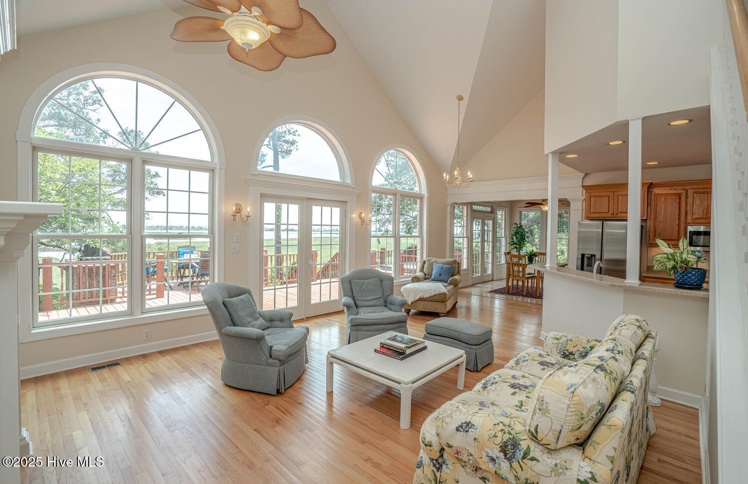 100510807 | Photo 14