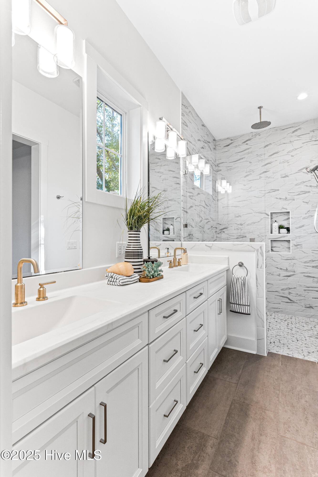 100537930 | Photo 30