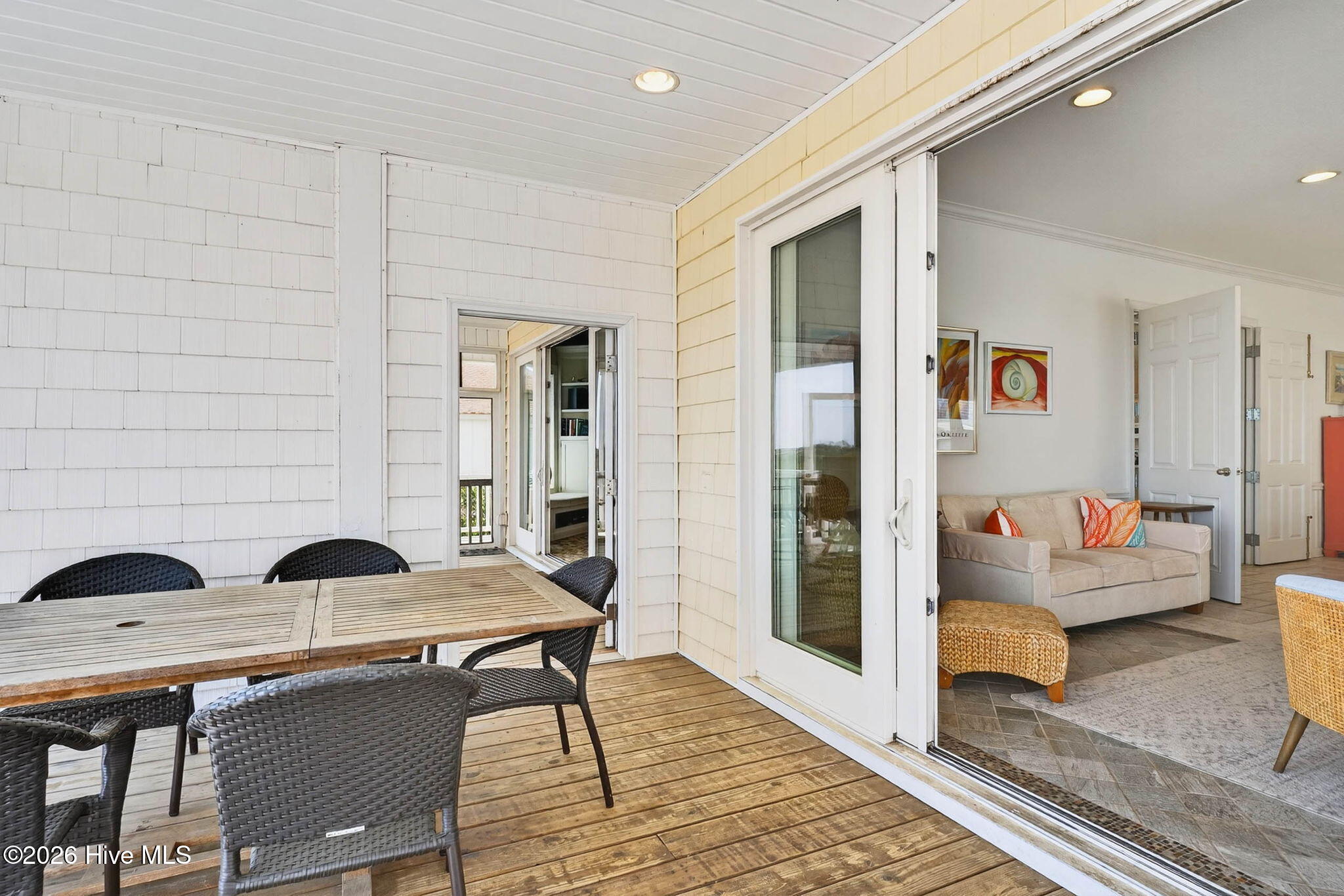 100563244 | Photo 42