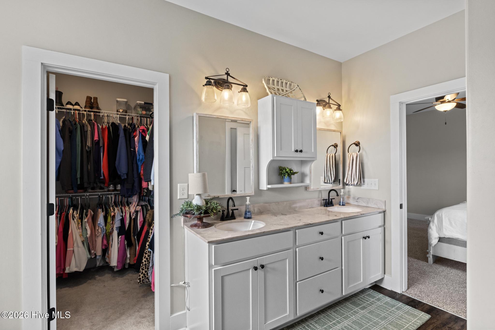 100559843 | Photo 28