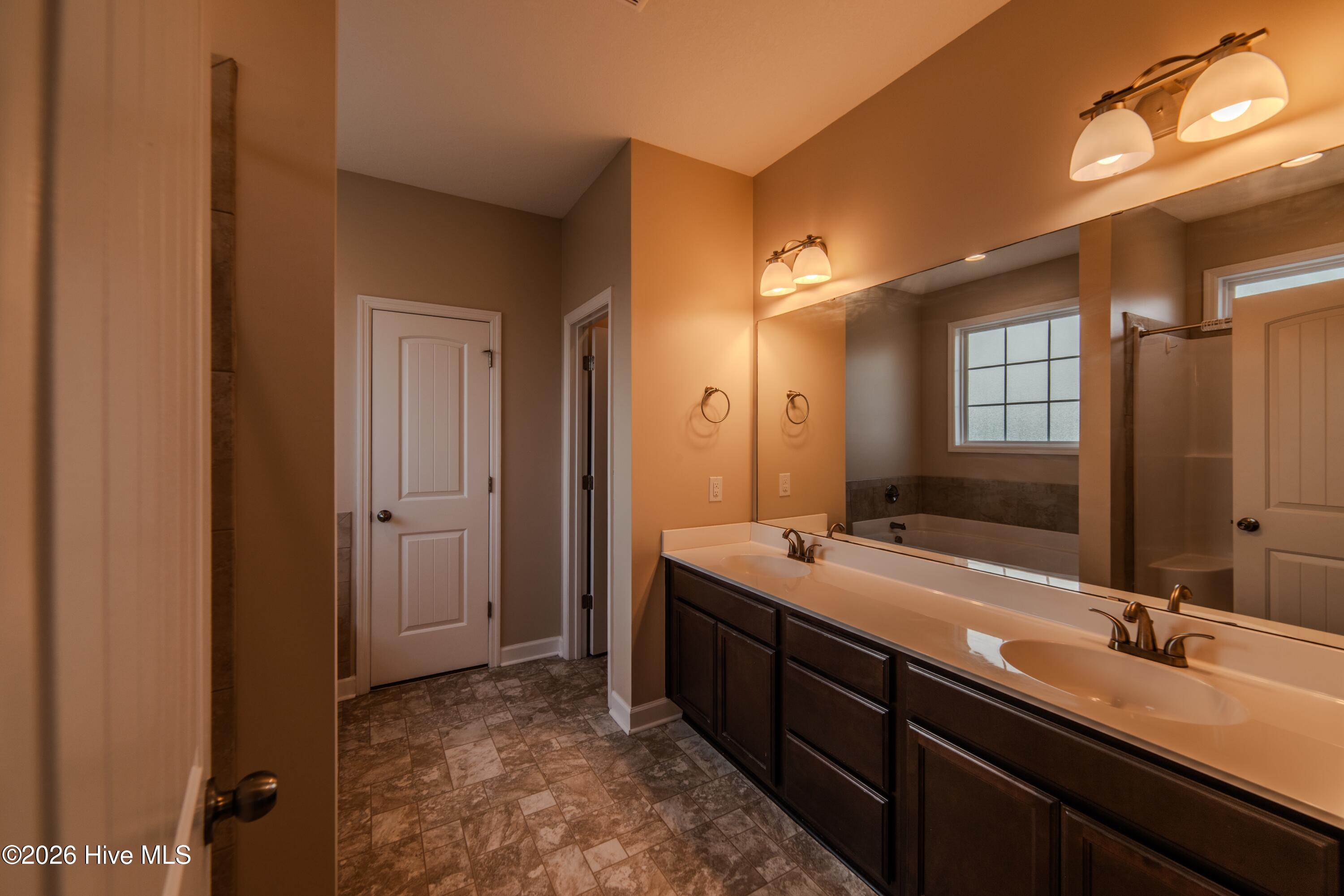 100568858 | Photo 12