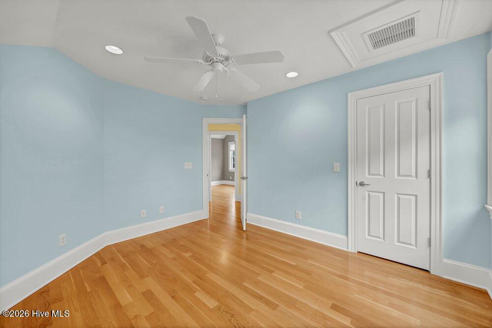 100557041 | Photo 40