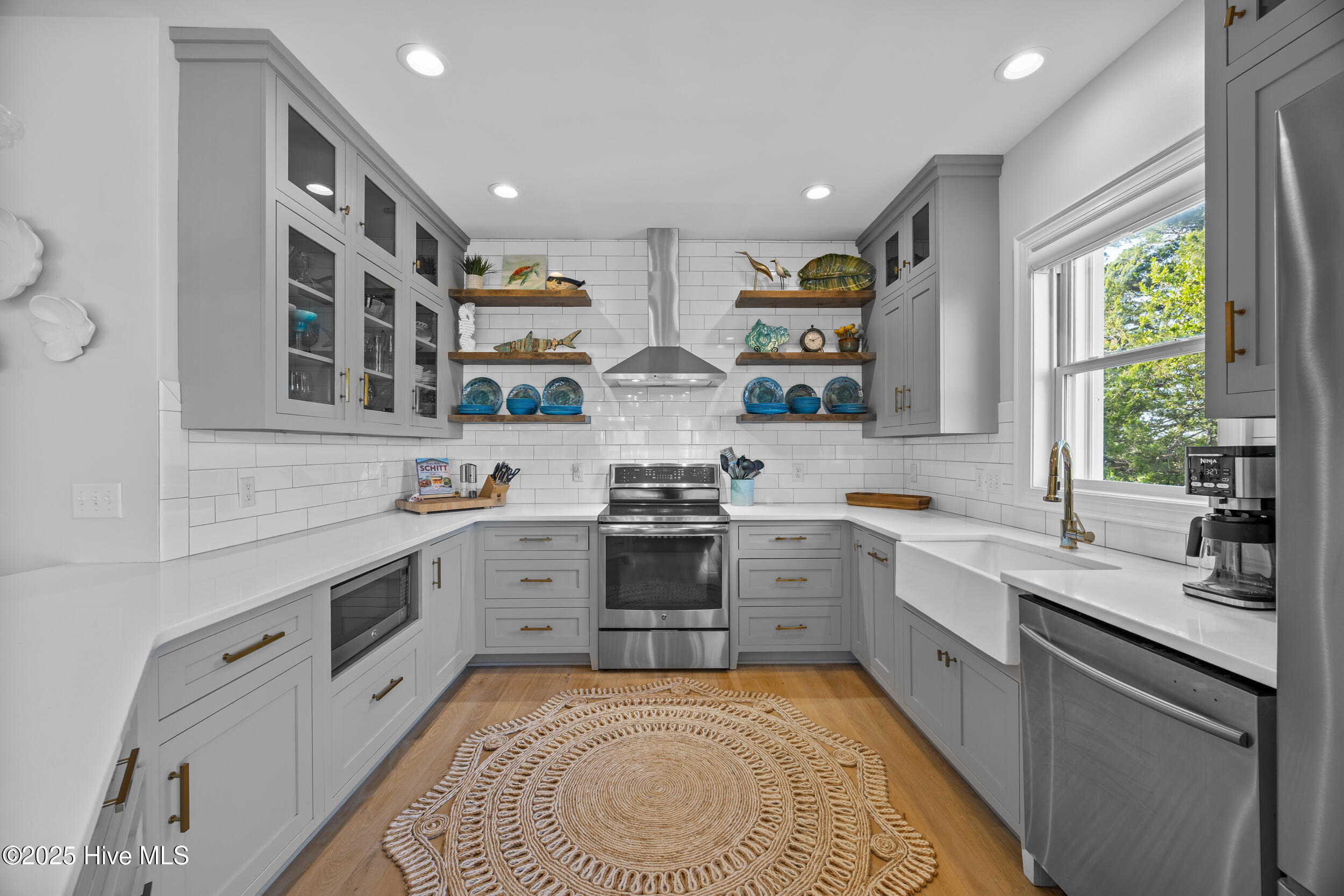 100543159 | Photo 18