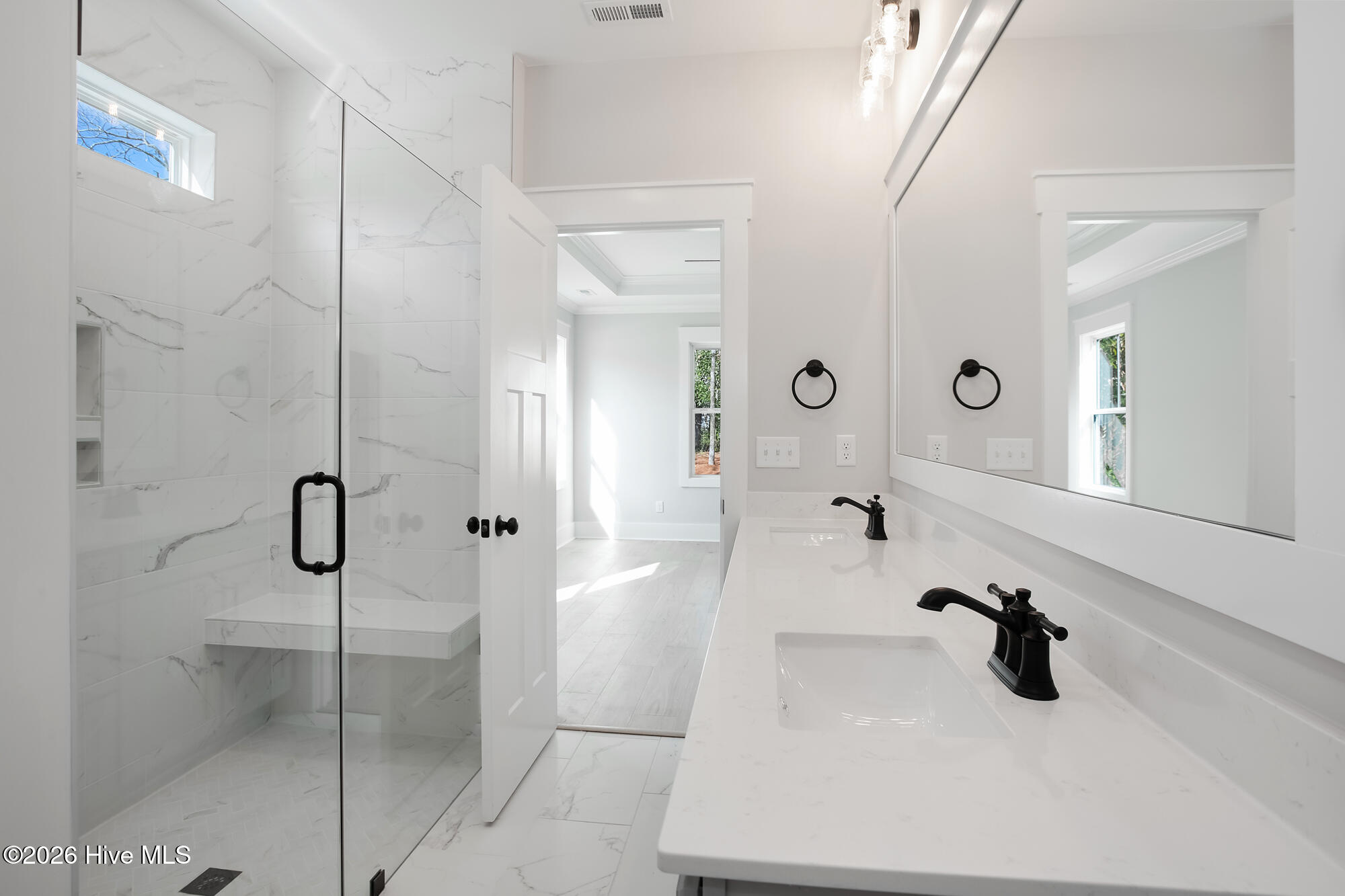 100564009 | Photo 19