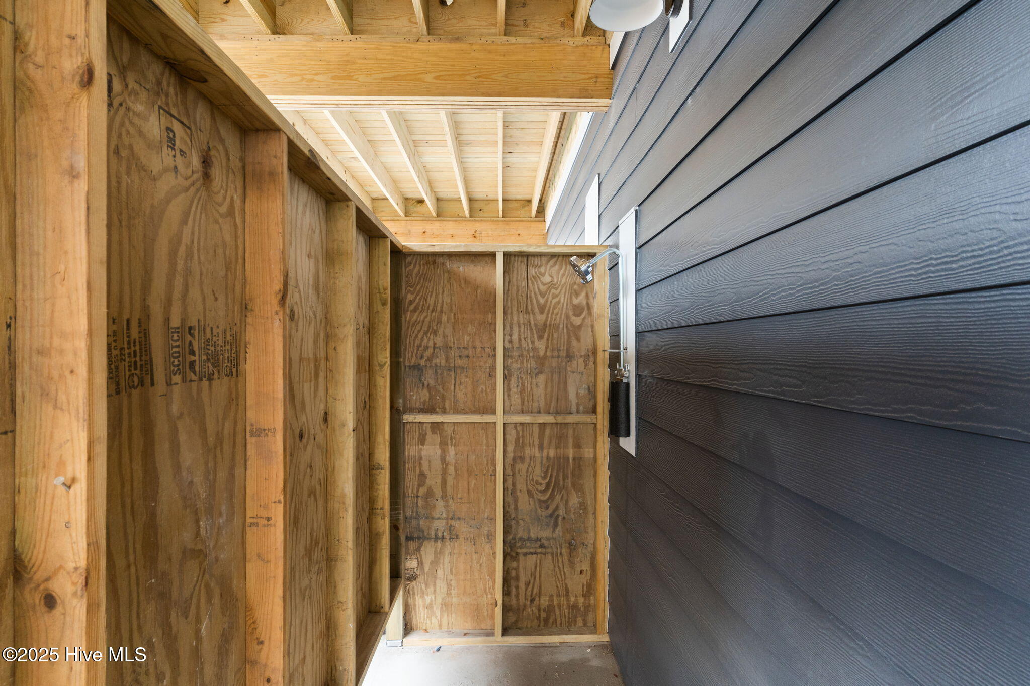 100548785 | Photo 37