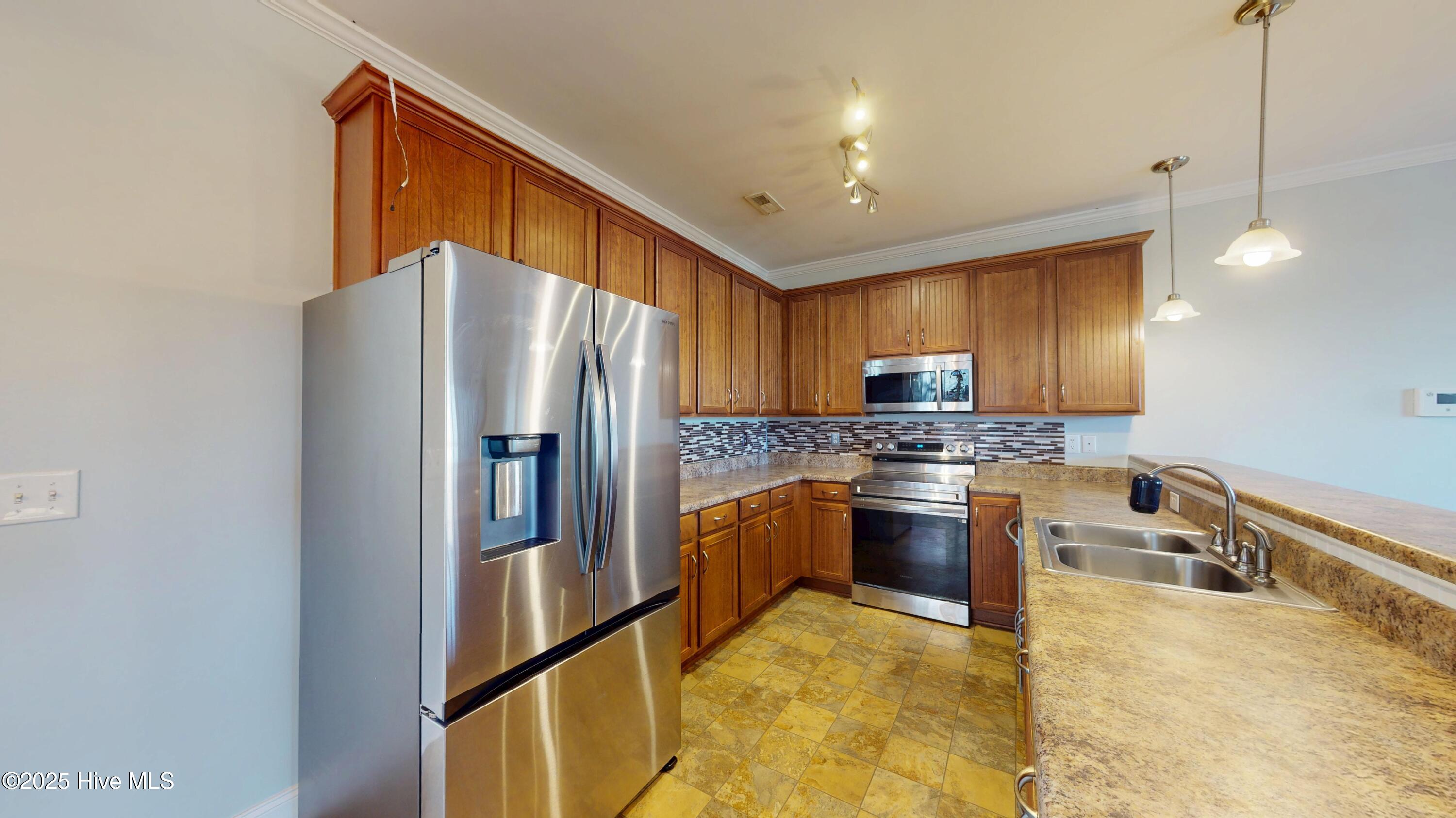 119 Boysenberry Fields Road, Maple Hill, NC 28454 – photo 6: 119-Boysenberry-11142025_173213