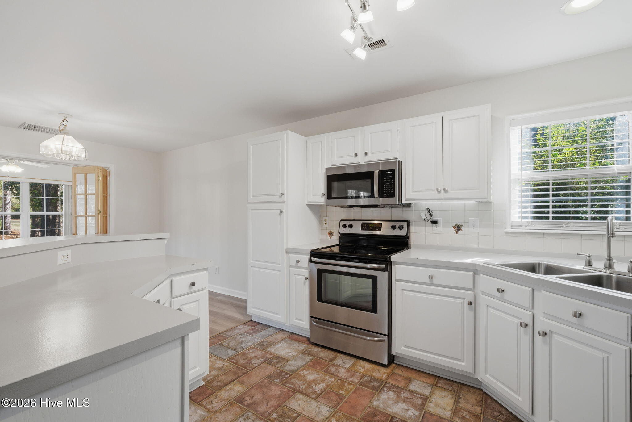 100551070 | Photo 12