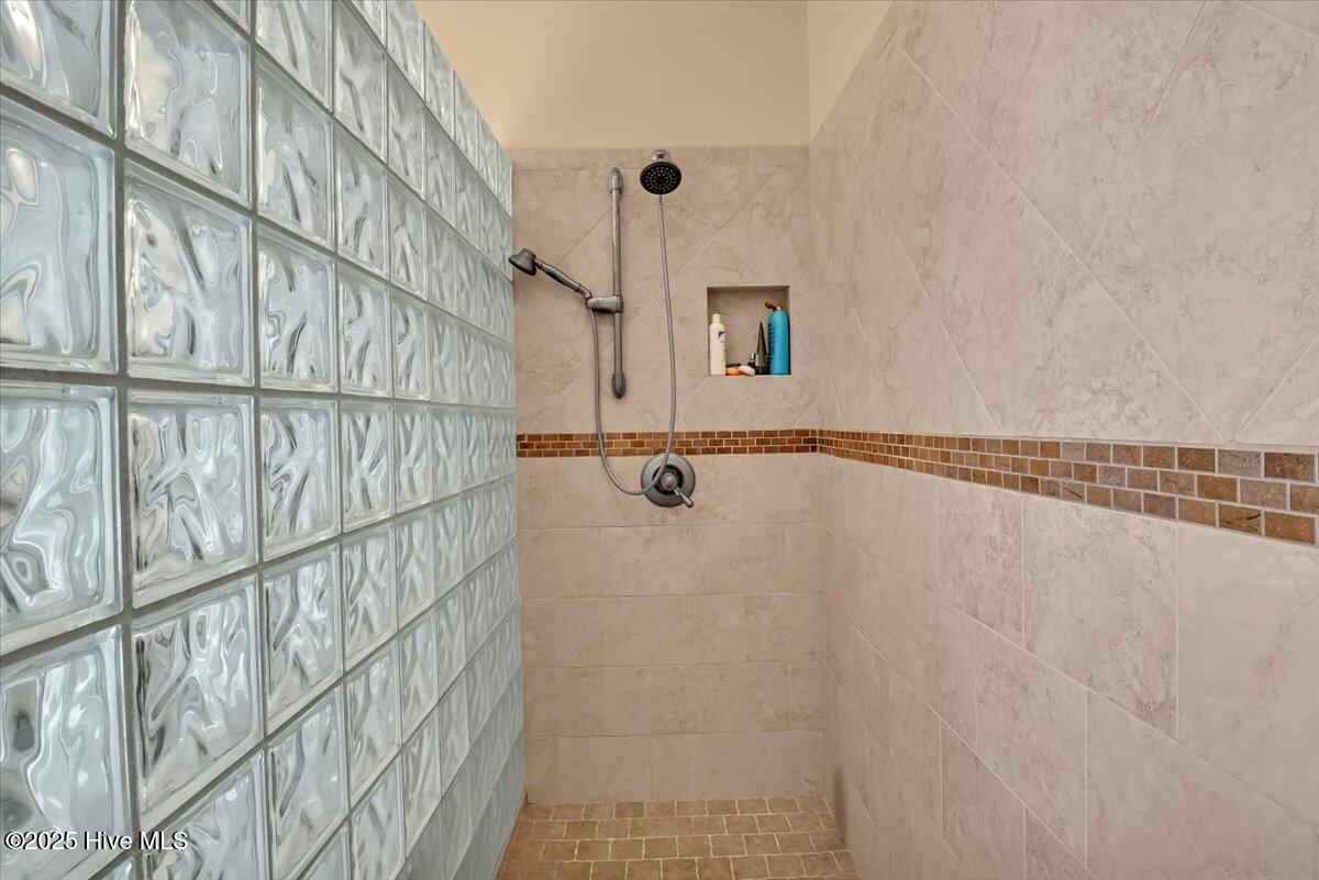 100516766 | Photo 32