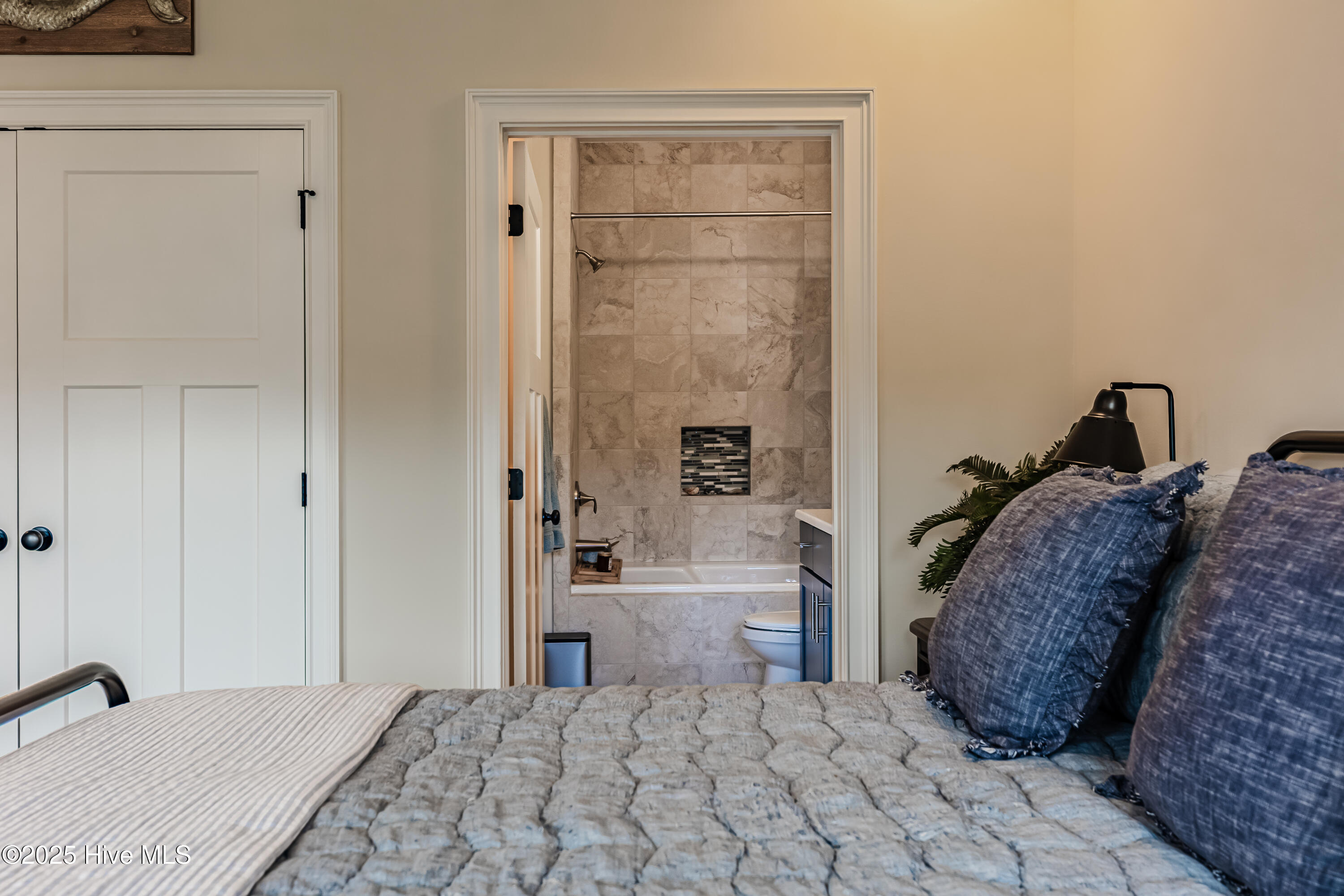 100523933 | Photo 30