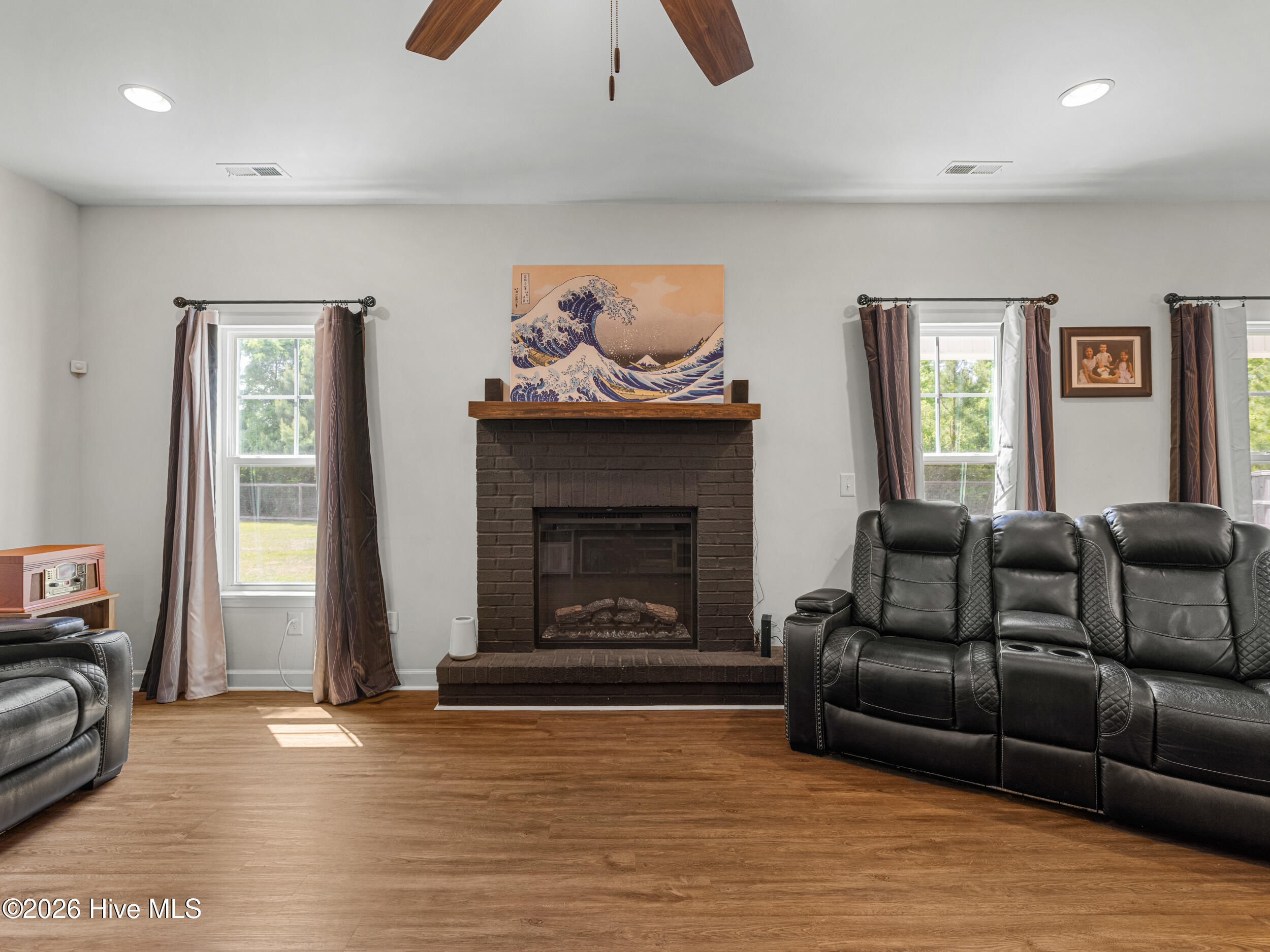 100570237 | Photo 26