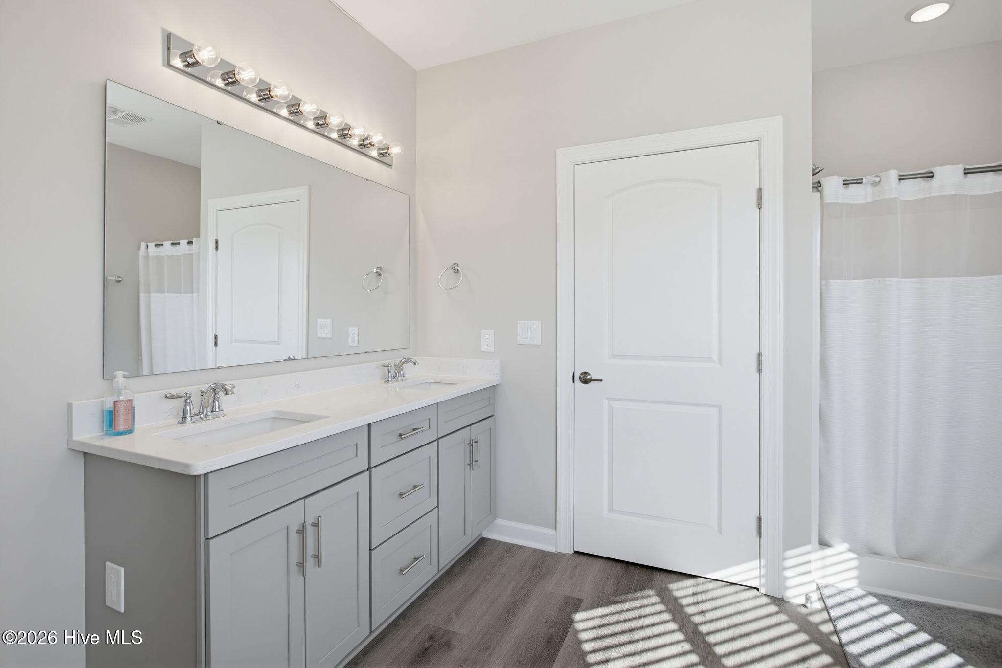 100570113 | Photo 18