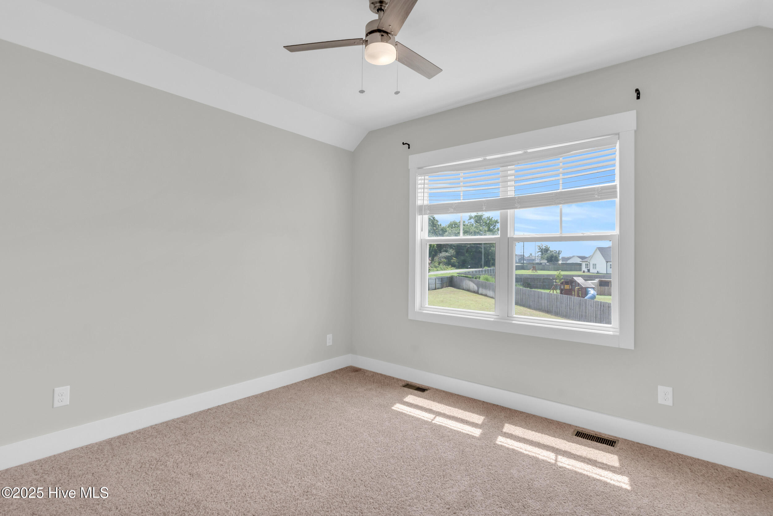 100526373 | Photo 19