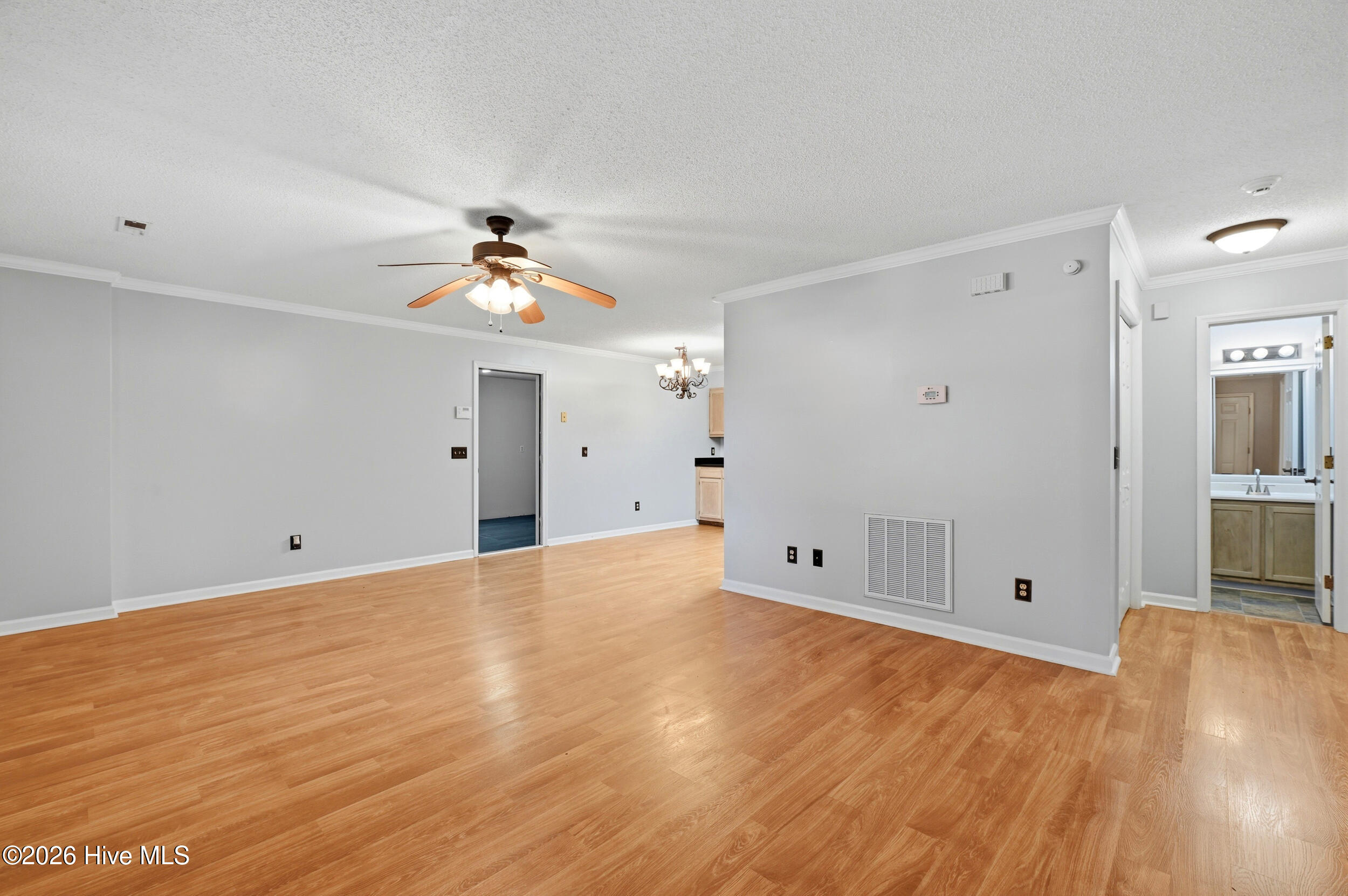 100562440 | Photo 14