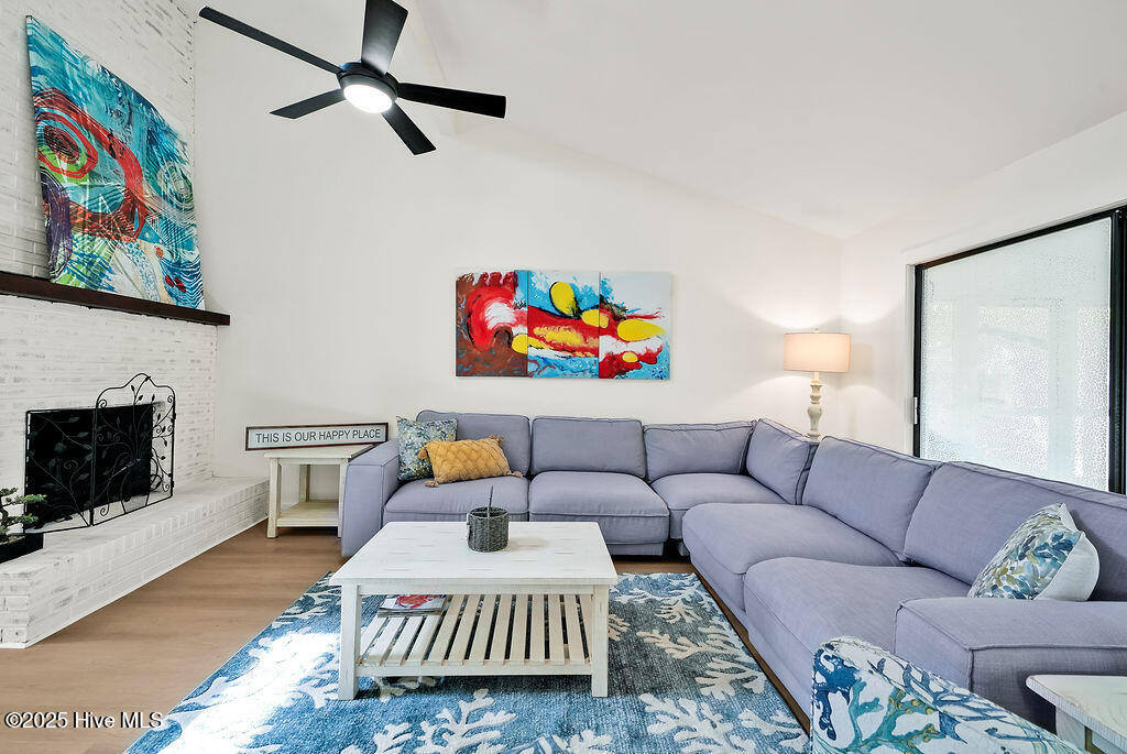 100570405 | Photo 21